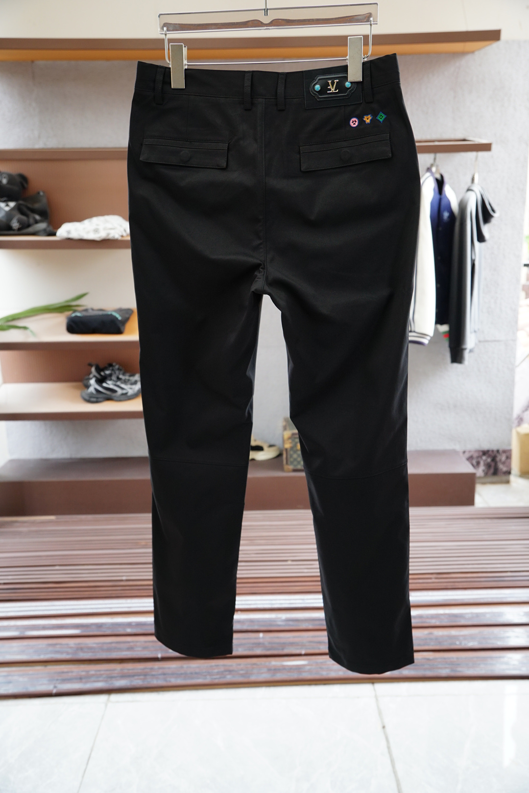 Lv 罗意威-L家FW大秀中，L家以致敬美国西部文化为主题，带来了一系列「绿松石」产品. 大秀中菲董打造