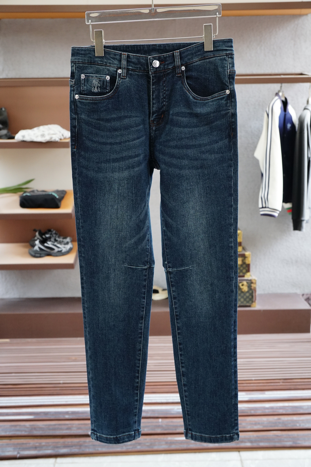 NO:528361,Bruti/25 years simple high-end light luxury style classic slim fit small straight-fitting cut design for men's commuting versatile business jeans!  Simplicity is not simple. It symbolizes comfort and elegance!  !  Full of accent. Super stylish, simple and comfortable!  The touch is gentle, delicate, super soft and breathable, just suitable for this season, very high-end, and has a sense of design, and the upper body effect is great!  Original OEM, first-time recommendation in the industry, simple design can completely settle the impetuousness in men's hearts and add that unique fashion charm. It is more suitable for men who have experienced various vicissitudes of life!  In addition, the front pocket part incorporates the logo of the latest embroidery series. The items in this series can be said to be completely tailor-made for urban men. In addition to high-end classics, it also takes into account the fashionable temperament, showing a strong retro atmosphere and nostalgia. It has a unique charm and a full sense of style. It conveys personality and fashionable temperament and charm in traditional high-quality business and leisure, highlights exquisiteness and fashion charm, and highlights its own specifications and grades. A must-have classic high-end series!, jeans, alexander wang19860909布鲁提/25年简约高端轻奢范经典修身小直筒版型裁剪设计男士通勤百搭商务牛仔裤！简约不简单.象征着舒适、优雅！！十足腔调.超有型,简洁舒适！手感温和、触感细腻,超柔和透气,正适合这个时节,非常高档,及其富有设计感,上身效果非常棒！原厂代工出品,业内首发推荐,简约的设计,它可以将男人心中那种浮躁彻底沉淀,增添那种独特的时尚魅力,它更加适合那种已经经历过各种沧桑岁月的男士！并且前口袋部其中融入了最新的刺绣系列的标志,这个系列的单品可以说是完全为都市型男量身定做,高级经典之外,并且兼顾时髦气质,尽显浓郁的复古气息和怀旧风情,有着一股独特的韵味,格调感十足,与传统的高规商务休闲中,传递个性与时髦气质魅力,凸显精致与时尚魅力,彰显自身的规格档次所在.必入的经典高端系列!,,jeans,alexander wang,Men's clothing