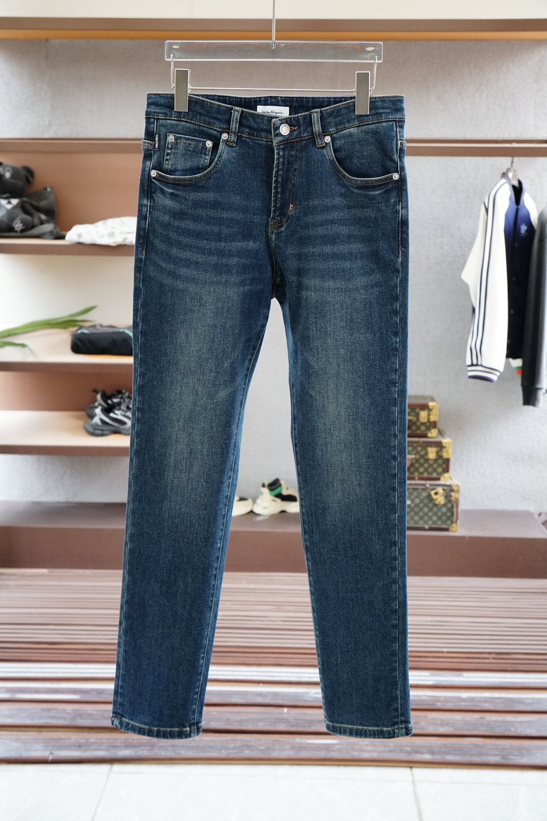 NO:528362,Dior - 25 years simple high-end light luxury style classic slim fit small straight-fitting cut design for men's commuting versatile business jeans!  Simplicity is not simple. It symbolizes comfort and elegance!  !  Full of accent. Super stylish, simple and comfortable!  The touch is gentle, delicate, super soft and breathable, just suitable for this season, very high-end, and has a sense of design, and the upper body effect is great!  Original OEM, first-time recommendation in the industry, simple design can completely settle the impetuousness in men's hearts and add that unique fashion charm. It is more suitable for men who have experienced various vicissitudes of life!  In addition, the front pocket part incorporates the logo of the latest embroidery series. The items in this series can be said to be completely tailor-made for urban men. In addition to high-end classics, it also takes into account the fashionable temperament, showing a strong retro atmosphere and nostalgia. It has a unique charm and a full sense of style. It conveys personality and fashionable temperament and charm in traditional high-quality business and leisure, highlights exquisiteness and fashion charm, and highlights its own specifications and grades. A must-have classic high-end series!,,dior,dior,jeans,alexander wang19860909Dior迪奥-25年简约高端轻奢范经典修身小直筒版型裁剪设计男士通勤百搭商务牛仔裤！简约不简单.象征着舒适、优雅！！十足腔调.超有型,简洁舒适！手感温和、触感细腻,超柔和透气,正适合这个时节,非常高档,及其富有设计感,上身效果非常棒！原厂代工出品,业内首发推荐,简约的设计,它可以将男人心中那种浮躁彻底沉淀,增添那种独特的时尚魅力,它更加适合那种已经经历过各种沧桑岁月的男士！并且前口袋部其中融入了最新的刺绣系列的标志,这个系列的单品可以说是完全为都市型男量身定做,高级经典之外,并且兼顾时髦气质,尽显浓郁的复古气息和怀旧风情,有着一股独特的韵味,格调感十足,与传统的高规商务休闲中,传递个性与时髦气质魅力,凸显精致与时尚魅力,彰显自身的规格档次所在.必入的经典高端系列!,,dior,dior,jeans,alexander wang,Men's clothing