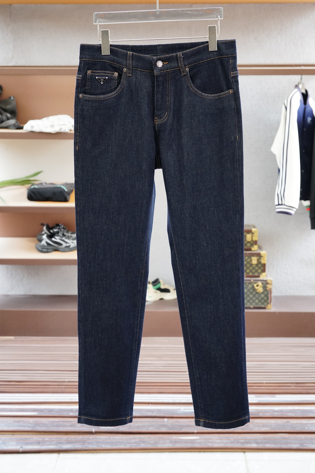 NO:528363,Prada-25 years simple high-end light luxury style classic straight-fitting cut design for men's commuting versatile business jeans!  Simplicity is not simple. It symbolizes comfort and elegance!  !  Full of accent. Super stylish, simple and comfortable!  The touch is gentle, delicate, super soft and breathable, just suitable for this season, very high-end, and has a sense of design, and the upper body effect is great!  Original OEM, first-time recommendation in the industry, simple design can completely settle the impetuousness in men's hearts and add that unique fashion charm. It is more suitable for men who have experienced various vicissitudes of life!  In addition, the front pocket part incorporates the logo of the latest embroidery series. The items in this series can be said to be completely tailor-made for urban men. In addition to high-end classics, it also takes into account the fashionable temperament, showing a strong retro atmosphere and nostalgia. It has a unique charm and a full sense of style. It conveys personality and fashionable temperament and charm in traditional high-quality business and leisure, highlights exquisiteness and fashion charm, and highlights its own specifications and grades. A must-have classic high-end series!,,prada,prada,jeans,alexander wang19860909Prada-普拉达-25年简约高端轻奢范经典直筒版型裁剪设计男士通勤百搭商务牛仔裤！简约不简单.象征着舒适、优雅！！十足腔调.超有型,简洁舒适！手感温和、触感细腻,超柔和透气,正适合这个时节,非常高档,及其富有设计感,上身效果非常棒！原厂代工出品,业内首发推荐,简约的设计,它可以将男人心中那种浮躁彻底沉淀,增添那种独特的时尚魅力,它更加适合那种已经经历过各种沧桑岁月的男士！并且前口袋部其中融入了最新的刺绣系列的标志,这个系列的单品可以说是完全为都市型男量身定做,高级经典之外,并且兼顾时髦气质,尽显浓郁的复古气息和怀旧风情,有着一股独特的韵味,格调感十足,与传统的高规商务休闲中,传递个性与时髦气质魅力,凸显精致与时尚魅力,彰显自身的规格档次所在.必入的经典高端系列!,,prada,prada,jeans,alexander wang,Men's clothing