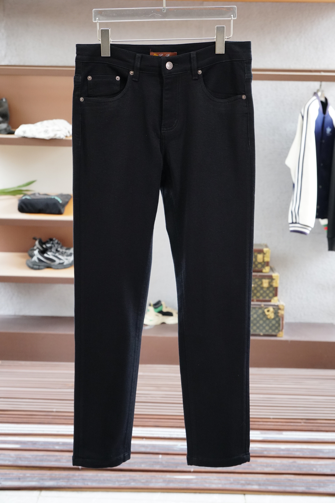 NO:564542,LP; 25 years of simple, high-end, light luxury style, classic slim fit, small straight cut design, versatile business jeans for men's commuting!  Simplicity is not simple. It symbolizes comfort and elegance!  !  Full of style. Super stylish, simple and comfortable!  It feels gentle to the touch, delicate to the touch, super soft and breathable, just right for this season, very high-end, and rich in design, and the upper body effect is great!  Produced by the original factory, recommended for the first time in the industry, with a simple design, it can completely settle the impatience in men's hearts and add that unique fashion charm. It is more suitable for men who have experienced various vicissitudes of life!  Moreover, the logo of the latest embroidery series is integrated into the front pocket. This series of items can be said to be completely tailor-made for urban men. In addition to high-end classics, they also take into account fashionable temperament, showing a strong retro atmosphere and nostalgic style. It has a unique charm and full sense of style. It conveys personality and fashionable temperament charm in traditional high-standard business and leisure, highlights exquisiteness and fashionable charm, and highlights its own specifications and grades. A must-have classic high-end series!, loro  piana,jeans,alexander wang19860909LP；25年简约高端轻奢范经典修身小直筒版型裁剪设计男士通勤百搭商务牛仔裤！简约不简单.象征着舒适、优雅！！十足腔调.超有型,简洁舒适！手感温和、触感细腻,超柔和透气,正适合这个时节,非常高档,及其富有设计感,上身效果非常棒！原厂代工出品,业内首发推荐,简约的设计,它可以将男人心中那种浮躁彻底沉淀,增添那种独特的时尚魅力,它更加适合那种已经经历过各种沧桑岁月的男士！并且前口袋部其中融入了最新的刺绣系列的标志,这个系列的单品可以说是完全为都市型男量身定做,高级经典之外,并且兼顾时髦气质,尽显浓郁的复古气息和怀旧风情,有着一股独特的韵味,格调感十足,与传统的高规商务休闲中,传递个性与时髦气质魅力,凸显精致与时尚魅力,彰显自身的规格档次所在.必入的经典高端系列!,,loro piana,jeans,alexander wang,Men's clothing