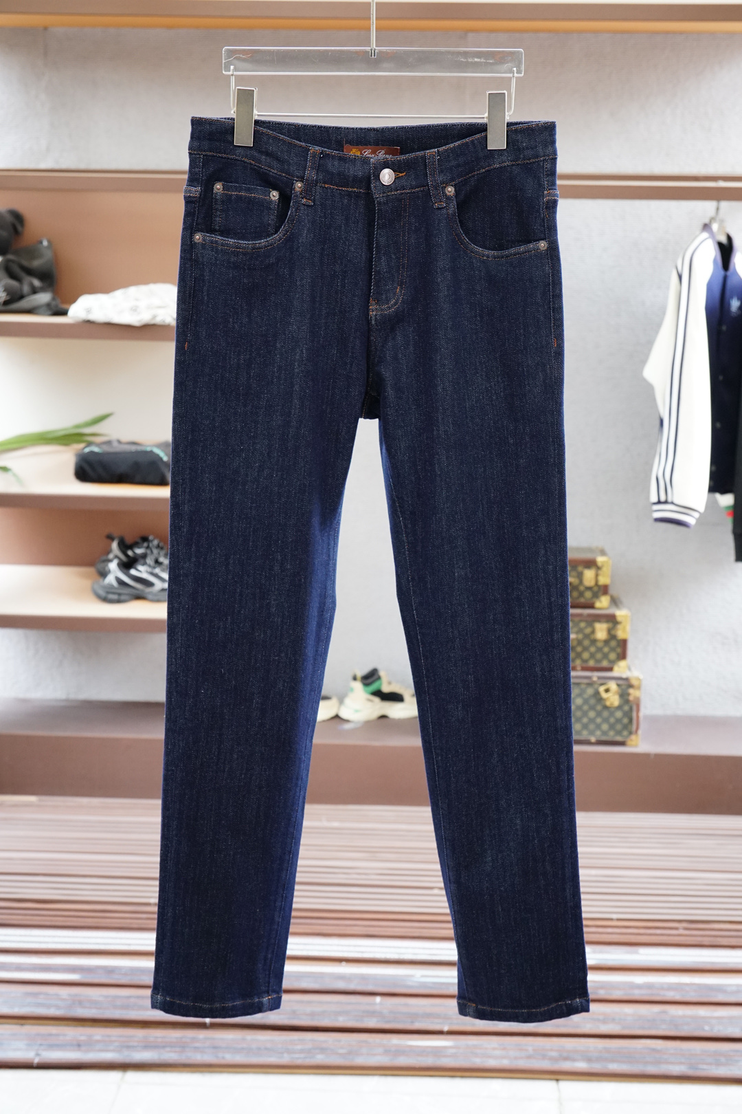 NO:528365,L-year simple high-end light luxury style classic slim fit small straight-fitting cut design for men's commuting versatile business jeans!  Simplicity is not simple. It symbolizes comfort and elegance!  !  Full of accent. Super stylish, simple and comfortable!  The touch is gentle, delicate, super soft and breathable, just suitable for this season, very high-end, and has a sense of design, and the upper body effect is great!  Original OEM, first-time recommendation in the industry, simple design can completely settle the impetuousness in men's hearts and add that unique fashion charm. It is more suitable for men who have experienced various vicissitudes of life!  In addition, the front pocket part incorporates the logo of the latest embroidery series. The items in this series can be said to be completely tailor-made for urban men. In addition to high-end classics, it also takes into account the fashionable temperament, showing a strong retro atmosphere and nostalgia. It has a unique charm and a full sense of style. It conveys personality and fashionable temperament and charm in traditional high-quality business and leisure, highlights exquisiteness and fashion charm, and highlights its own specifications and grades. A must-have classic high-end series!,,loro piano, jeans, alexander wang19860909L年简约高端轻奢范经典修身小直筒版型裁剪设计男士通勤百搭商务牛仔裤！简约不简单.象征着舒适、优雅！！十足腔调.超有型,简洁舒适！手感温和、触感细腻,超柔和透气,正适合这个时节,非常高档,及其富有设计感,上身效果非常棒！原厂代工出品,业内首发推荐,简约的设计,它可以将男人心中那种浮躁彻底沉淀,增添那种独特的时尚魅力,它更加适合那种已经经历过各种沧桑岁月的男士！并且前口袋部其中融入了最新的刺绣系列的标志,这个系列的单品可以说是完全为都市型男量身定做,高级经典之外,并且兼顾时髦气质,尽显浓郁的复古气息和怀旧风情,有着一股独特的韵味,格调感十足,与传统的高规商务休闲中,传递个性与时髦气质魅力,凸显精致与时尚魅力,彰显自身的规格档次所在.必入的经典高端系列!,,loro piana,jeans,alexander wang,Men's clothing