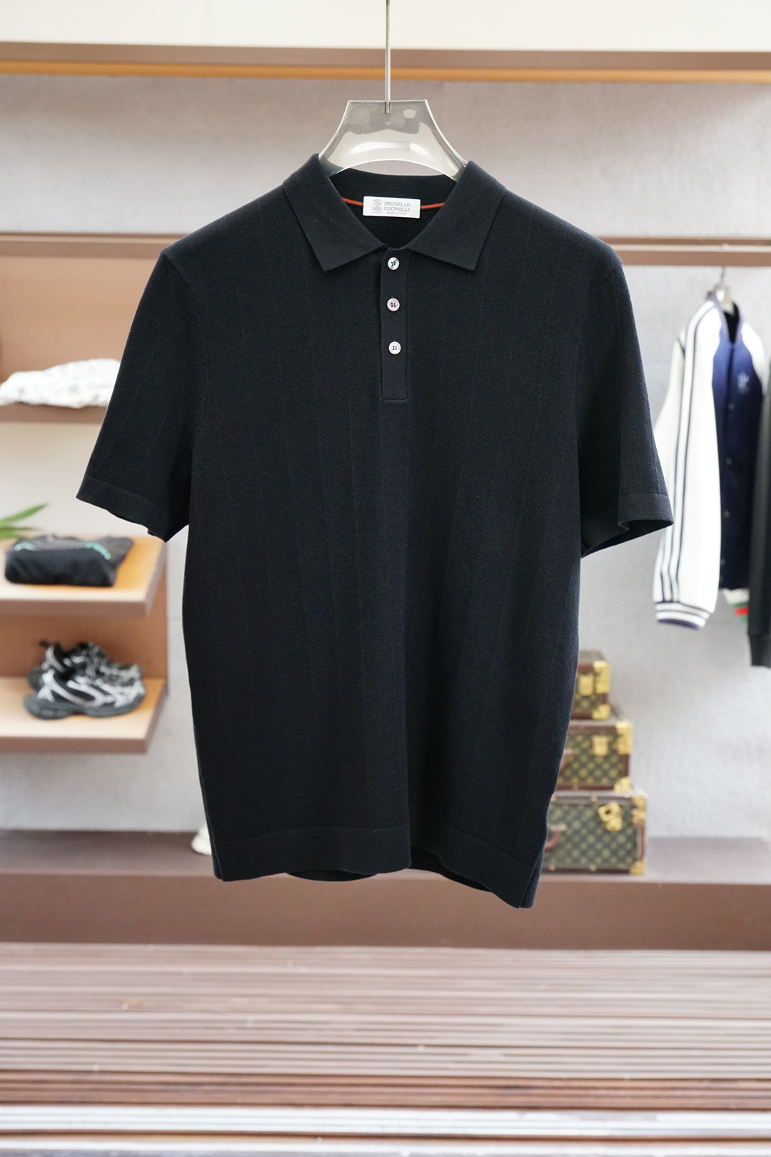 NO:520697,BC-2025 autumn and winter new Polo neck sweater. The combination of the specific blended wool material is made of, and the sheet adopts a double-sided knitting process; this process makes the inside and outside of the sweater have similar texture and appearance, increasing the layering and durability of the sweater. The design and color matching of the polo collar adopts contrasting blue color, making the overall visual effect more vivid and adding a casual and formal style to the sweater. The front page has a logo pattern using a special inlay process. The inlay process is a technique of embedding yarns of different colors or materials into the sweater, making the surface of the sweater present a unique texture pattern.,,sweaters,alexander wang19860909BC-2025秋冬新款Polo领毛衣 对版特定混纺毛料材质,之片采用双面针织工艺；这种工艺使得毛衣内外两面都具有相似的质感和外观,增加了毛衣的层次感和耐用性.polo领的设计配色上采用了反差蓝调配色,使得整体视觉效果更加鲜明,为毛衣增添了一份休闲与正式兼具的风格. 前幅带有徽标图案采用了特制嵌花工艺,嵌花工艺是将不同颜色或材质的纱线嵌入毛衣中的技术,使得毛衣表面呈现出独特的纹理图案.,,sweaters,alexander wang,Men's clothing