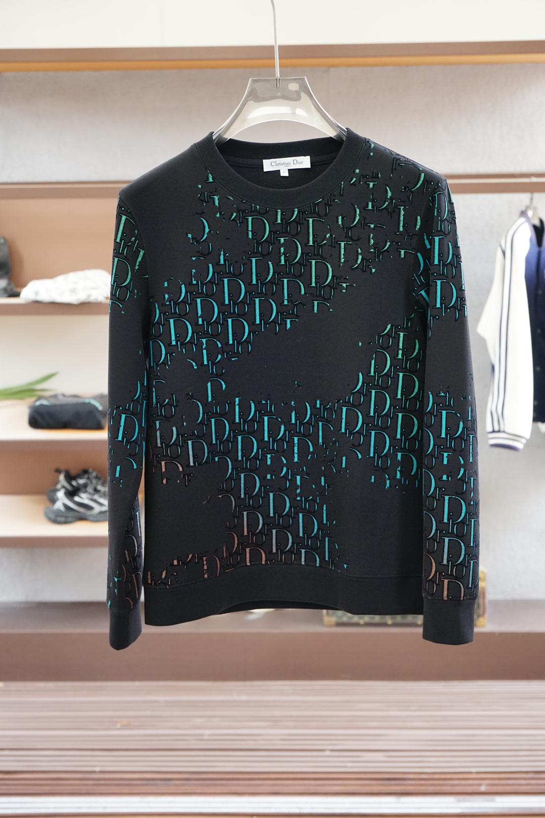 NO:528357,Dior - 2025 autumn style This sweatshirt is knitted in plain cotton, and then announced with bright classic puppy and webbing. The 2025 autumn and winter show style can inject brand atmosphere into various shapes. The fabric is made of 16S single yarn as the main yarn, and the bottom is reinforced with 10S single yarn to form a fish scale bottom fabric to improve the durability and warmth of the fabric. Due to the thicker yarn and bottom reinforcement design, the fabric has good warmth performance and is suitable for wearing in autumn and winter. Environmentally friendly solid slurry penetration printing is a process that combines environmentally friendly materials and slurry printing technology, aiming to reduce the pollution of traditional printing to the environment, while improving the quality and durability of the printing effect. Water-based slurry is used to adjust the viscosity and printing pressure of the slurry, so that the dye penetrates into the fibers, achieving a full color, washing and wear-resistant effect.  The loose hooded jacket, this hooded sweatshirt is loose and comfortable, and it is very comfortable to wear, and it can also show a casual and fashionable feeling. The hooded design can protect the head and neck well and increase warmth.,,dior,dior,hoodie,sweatshirts,jackets & coats,hats,alexander wang19860909Dior迪奥- 2025秋款 本款卫衣衫以素净棉质针织,再借明快经典小狗加织带宣告 2025 秋冬秀场风尚,可为各式造型注入品牌气息 面料由16S单纱作为主纱,底部则采用10S单纱加固形成鱼鳞底面料,提高面料的耐用性和保暖性.由于采用了较粗的纱线和底部加固设计,该面料具有较好的保暖性能,适合秋冬季节穿着. 环保固浆渗透印花是一种结合环保材料与先龊革印花技术的工艺,旨在减少传统印花对环境的污染,同时提升印花效果的质量和耐久性.采用水性的浆料,通过调整浆料黏度和印花压力,使染料深入纤维中,实现色彩饱满、耐洗耐磨的效果. 宽松版型的连帽外套,这种版型的卫衣宽松舒适,穿着非常自在,同时也能够展现出随性的时尚感.连帽的设计能够很好地保护头部和颈部,增加保暖性.,,dior,dior,hoodie,sweatshirts,jackets & coats,hats,alexander wang,Men's clothing