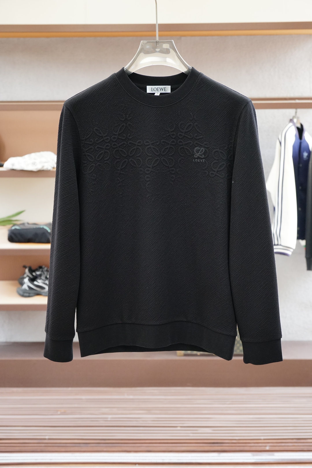 NO:538989,Loewe/ 2025 autumn style This sweatshirt is knitted in plain cotton, and then announced with the bright classic puppy and webbing. The 2025 autumn and winter show style can inject brand atmosphere into various shapes. The fabric is made of 16S single yarn as the main yarn, and the bottom is reinforced with 10S single yarn to form a fish scale bottom fabric to improve the durability and warmth of the fabric. Due to the thicker yarn and bottom reinforcement design, the fabric has good warmth and is suitable for wearing in autumn and winter. Environmentally friendly solid slurry penetration printing is a process that combines environmentally friendly materials and slurry printing technology, aiming to reduce the pollution of traditional printing to the environment, while improving the quality and durability of the printing effect. Water-based slurry is used to adjust the viscosity of the slurry and print pressure to make the dye penetrate deep into the fiber, achieving a full color, washing and wear-resistant effect.  Loose-style hooded jacket, this style of sweatshirt is loose and comfortable, wears very freely, and can also show a casual and fashionable feeling. The hooded design can protect the head and neck well and increase warmth.,,loewe,loewe,hoodie,sweatshirts,jackets & coats,hats,alexander wang19860909罗意威 Loewe/ 2025秋款 本款卫衣衫以素净棉质针织,再借明快经典小狗加织带宣告 2025 秋冬秀场风尚,可为各式造型注入品牌气息 面料由16S单纱作为主纱,底部则采用10S单纱加固形成鱼鳞底面料,提高面料的耐用性和保暖性.由于采用了较粗的纱线和底部加固设计,该面料具有较好的保暖性能,适合秋冬季节穿着. 环保固浆渗透印花是一种结合环保材料与先龊革印花技术的工艺,旨在减少传统印花对环境的污染,同时提升印花效果的质量和耐久性.采用水性的浆料,通过调整浆料黏度和印花压力,使染料深入纤维中,实现色彩饱满、耐洗耐磨的效果. 宽松版型的连帽外套,这种版型的卫衣宽松舒适,穿着非常自在,同时也能够展现出随性的时尚感.连帽的设计能够很好地保护头部和颈部,增加保暖性.,,loewe,loewe,hoodie,sweatshirts,jackets & coats,hats,alexander wang,Men's clothing