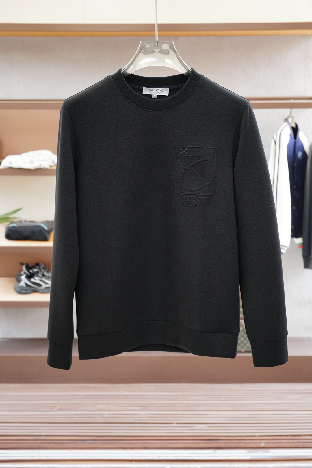 NO:538990,Valentino - 2025 autumn style This sweatshirt is knitted in plain cotton, and then announced with the bright classic puppy and webbing. The 2025 autumn and winter show style can inject brand atmosphere into various shapes. The fabric is made of 16S single yarn as the main yarn, and the bottom is reinforced with 10S single yarn to form a fish scale bottom fabric to improve the durability and warmth of the fabric. Due to the thicker yarn and bottom reinforcement design, the fabric has good warmth and is suitable for wearing in autumn and winter. Environmentally friendly solid slurry penetration printing is a process that combines environmentally friendly materials and slurry printing technology, aiming to reduce the pollution of traditional printing to the environment, while improving the quality and durability of the printing effect. Water-based slurry is used to adjust the viscosity of the slurry and print pressure to make the dye penetrate deep into the fiber, achieving a full color, washing and wear-resistant effect.  The loose hooded jacket, this hooded sweatshirt is loose and comfortable, and it is very comfortable to wear, and it can also show a casual and fashionable feeling. The hooded design can protect the head and neck well and increase warmth., valentino, hoodie, sweatshirts, jackets & coats, hats, alexander wang19860909华伦天奴- 2025秋款 本款卫衣衫以素净棉质针织,再借明快经典小狗加织带宣告 2025 秋冬秀场风尚,可为各式造型注入品牌气息 面料由16S单纱作为主纱,底部则采用10S单纱加固形成鱼鳞底面料,提高面料的耐用性和保暖性.由于采用了较粗的纱线和底部加固设计,该面料具有较好的保暖性能,适合秋冬季节穿着. 环保固浆渗透印花是一种结合环保材料与先龊革印花技术的工艺,旨在减少传统印花对环境的污染,同时提升印花效果的质量和耐久性.采用水性的浆料,通过调整浆料黏度和印花压力,使染料深入纤维中,实现色彩饱满、耐洗耐磨的效果. 宽松版型的连帽外套,这种版型的卫衣宽松舒适,穿着非常自在,同时也能够展现出随性的时尚感.连帽的设计能够很好地保护头部和颈部,增加保暖性.,,valentino,hoodie,sweatshirts,jackets & coats,hats,alexander wang,Men's clothing