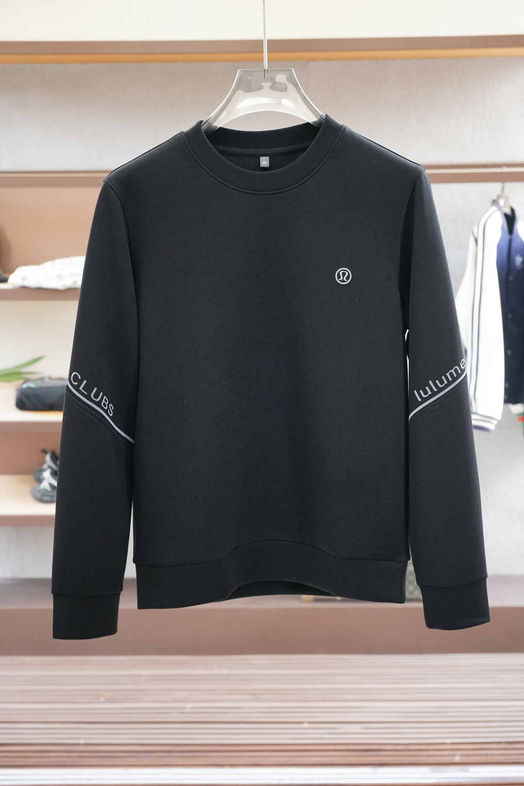 NO:538993,Lulu- 2025 autumn style This sweatshirt is knitted in plain cotton, and then announced with the bright classic puppy and webbing. The 2025 autumn and winter show style can inject brand atmosphere into various shapes. The fabric is made of 16S single yarn as the main yarn, and the bottom is reinforced with 10S single yarn to form a fish scale bottom fabric to improve the durability and warmth of the fabric. Due to the thicker yarn and bottom reinforcement design, the fabric has good warmth performance and is suitable for wearing in autumn and winter. Environmentally friendly solid slurry penetration printing is a process that combines environmentally friendly materials and slurry printing technology, aiming to reduce the pollution of traditional printing to the environment, while improving the quality and durability of the printing effect. Water-based slurry is used to adjust the viscosity of the slurry and print pressure to make the dye penetrate deep into the fiber, achieving a full color, washing and wear-resistant effect.  The loose hooded jacket, this hooded sweatshirt is loose and comfortable, and it is very comfortable to wear, and it can also show a casual and fashionable feeling. The hooded design can protect the head and neck well and increase warmth., hoodie, sweatshirts, jackets & coats, hats, alexander wang19860909Lulu- 2025秋款 本款卫衣衫以素净棉质针织,再借明快经典小狗加织带宣告 2025 秋冬秀场风尚,可为各式造型注入品牌气息 面料由16S单纱作为主纱,底部则采用10S单纱加固形成鱼鳞底面料,提高面料的耐用性和保暖性.由于采用了较粗的纱线和底部加固设计,该面料具有较好的保暖性能,适合秋冬季节穿着. 环保固浆渗透印花是一种结合环保材料与先龊革印花技术的工艺,旨在减少传统印花对环境的污染,同时提升印花效果的质量和耐久性.采用水性的浆料,通过调整浆料黏度和印花压力,使染料深入纤维中,实现色彩饱满、耐洗耐磨的效果. 宽松版型的连帽外套,这种版型的卫衣宽松舒适,穿着非常自在,同时也能够展现出随性的时尚感.连帽的设计能够很好地保护头部和颈部,增加保暖性.,,hoodie,sweatshirts,jackets & coats,hats,alexander wang,Men's clothing