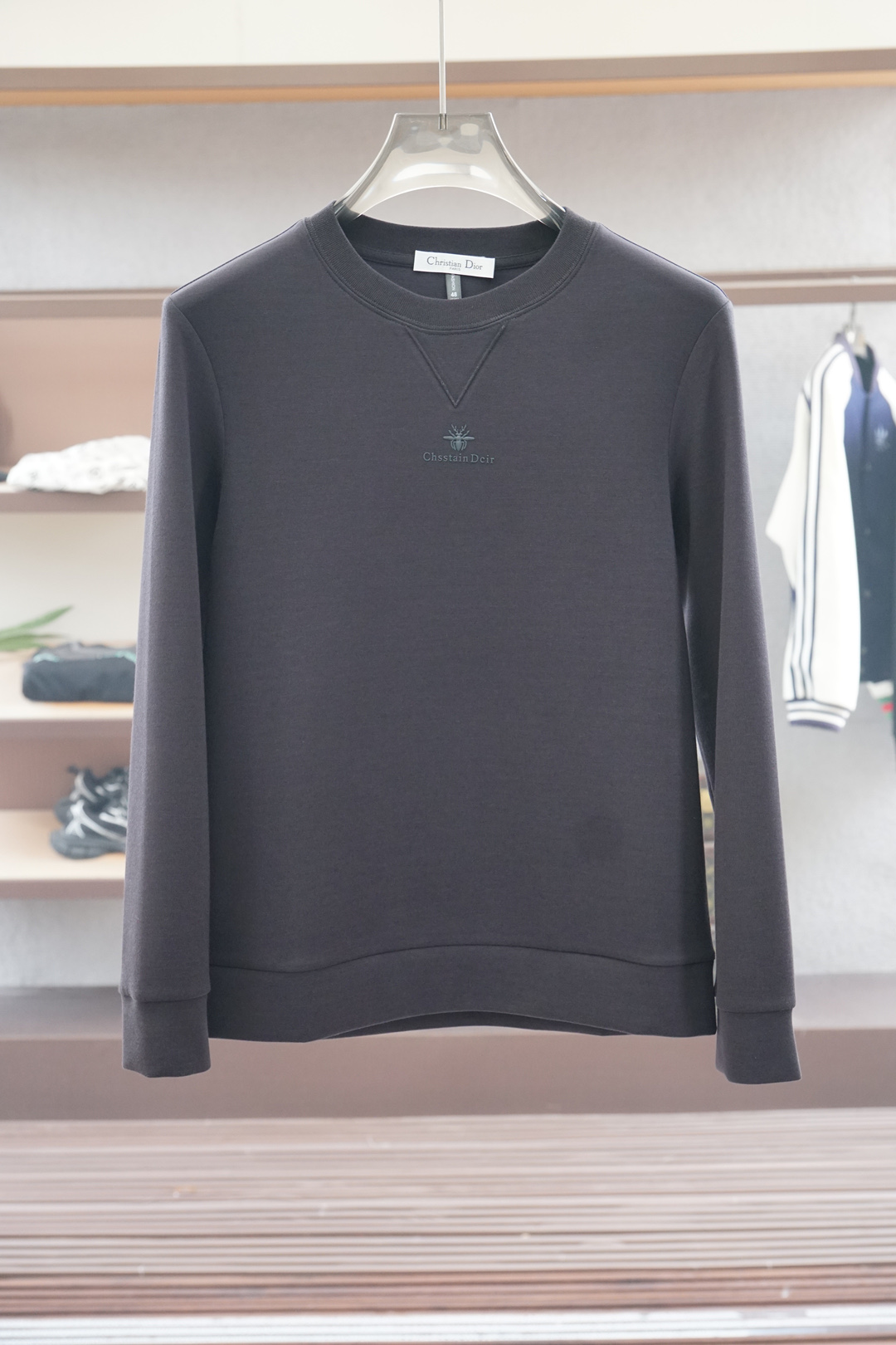 NO:538996,Dior - 2025 autumn style This sweatshirt is knitted in plain cotton, and then announced with bright classic puppy and webbing. The 2025 autumn and winter show style can inject brand atmosphere into various shapes. The fabric is made of 16S single yarn as the main yarn, and the bottom is reinforced with 10S single yarn to form a fish scale bottom fabric to improve the durability and warmth of the fabric. Due to the thicker yarn and bottom reinforcement design, the fabric has good warmth performance and is suitable for wearing in autumn and winter. Environmentally friendly solid slurry penetration printing is a process that combines environmentally friendly materials and slurry printing technology, aiming to reduce the pollution of traditional printing to the environment, while improving the quality and durability of the printing effect. Water-based slurry is used to adjust the viscosity and printing pressure of the slurry, so that the dye penetrates into the fibers, achieving a full color, washing and wear-resistant effect.  The loose hooded jacket, this hooded sweatshirt is loose and comfortable, and it is very comfortable to wear, and it can also show a casual and fashionable feeling. The hooded design can protect the head and neck well and increase warmth.,,dior,dior,hoodie,sweatshirts,jackets & coats,hats,alexander wang19860909Dior迪奥- 2025秋款 本款卫衣衫以素净棉质针织,再借明快经典小狗加织带宣告 2025 秋冬秀场风尚,可为各式造型注入品牌气息 面料由16S单纱作为主纱,底部则采用10S单纱加固形成鱼鳞底面料,提高面料的耐用性和保暖性.由于采用了较粗的纱线和底部加固设计,该面料具有较好的保暖性能,适合秋冬季节穿着. 环保固浆渗透印花是一种结合环保材料与先龊革印花技术的工艺,旨在减少传统印花对环境的污染,同时提升印花效果的质量和耐久性.采用水性的浆料,通过调整浆料黏度和印花压力,使染料深入纤维中,实现色彩饱满、耐洗耐磨的效果. 宽松版型的连帽外套,这种版型的卫衣宽松舒适,穿着非常自在,同时也能够展现出随性的时尚感.连帽的设计能够很好地保护头部和颈部,增加保暖性.,,dior,dior,hoodie,sweatshirts,jackets & coats,hats,alexander wang,Men's clothing