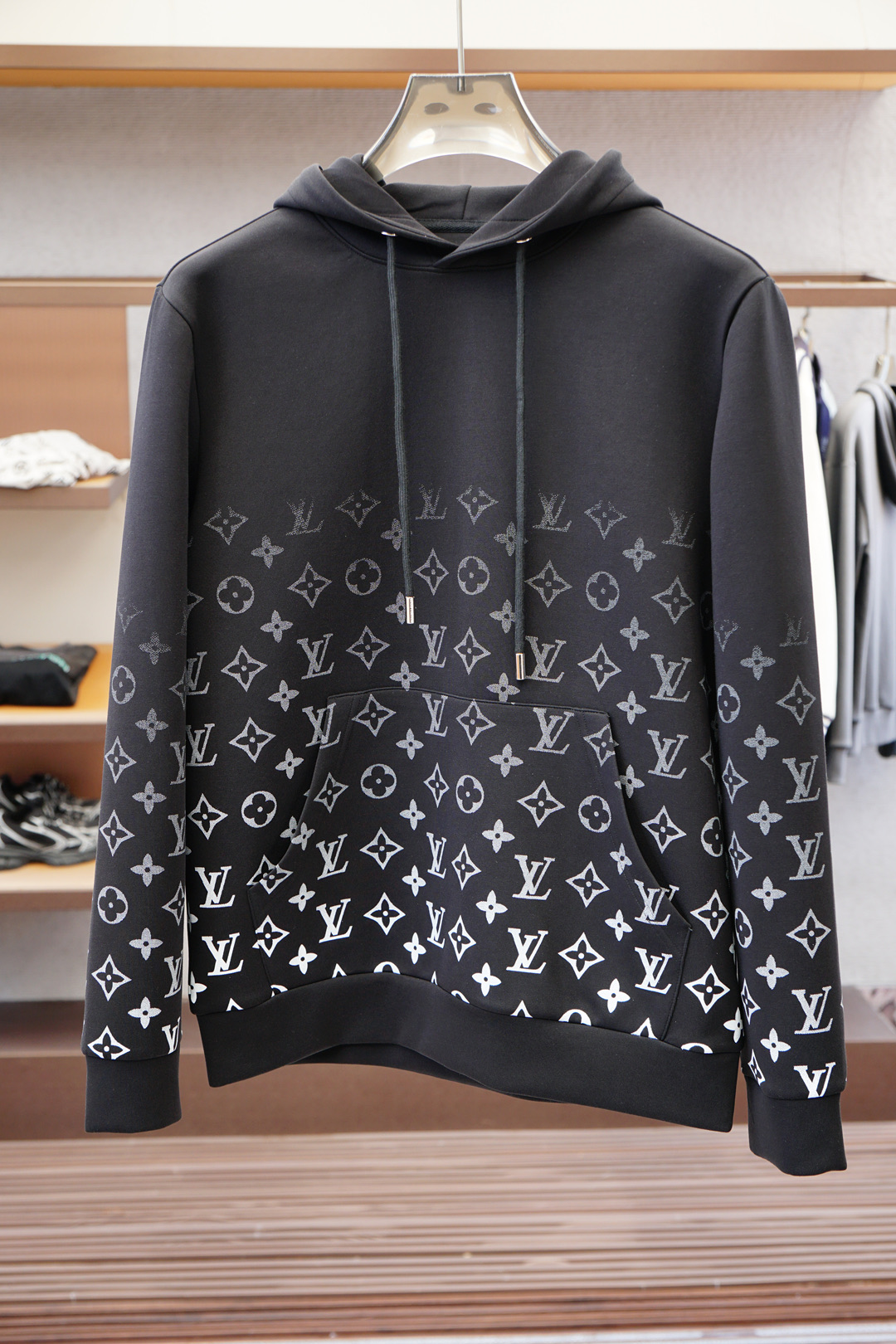 NO:528355,Lv Louis Vuitton/Cotton embroidered round neck shirt Fabric 16S double yarn S fish scale bottom grinding / 380G Rib 26S double yarn pull-up rib / 470G This long-sleeved round neck shirt is light cotton and dyed classic tones, making the front vuiton logo embroidery reflect three-dimensional texture. The elegant design can easily upgrade the casual shape and calmly change the seasons. The fabric is made of 16S single yarn as the main yarn, and the bottom is reinforced with 10S single yarn to form a fish scale bottom fabric, improving the durability and warmth of the fabric. Due to the thicker yarn and bottom reinforcement design, the fabric has good warmth and is suitable for wearing in autumn and winter.  Needle embroidery technology is a technology commonly used in the embroidery field, with unique style and characteristics. The number of times the needle-repeated embroidery highlights the layering and delicateness. Needle embroidery can achieve very fine details, and the work has strong line and three-dimensional sense.,,louis vuitton,louis vuitton,alexander wang19860909Lv 路易威登/棉质刺绣圆领衫 面料16S双纱S鱼鳞底磨毛 / 380G 罗纹26S双纱拉架罗纹 / 470G 本款长袖圆领衫为轻盈棉布浸染经典色调,令正面vuiton 标识刺绣映现立体肌理.优雅设计可轻松升级休闲造型,从容跨越季节更替. 面料由16S单纱作为主纱,底部则采用10S单纱加固形成鱼鳞底面料,提高面料的耐用性和保暖性.由于采用了较粗的纱线和底部加固设计,该面料具有较好的保暖性能,适合秋冬季节穿着. 挨针刺绣工艺是一种在刺绣领域中常用的技术,具有独特的风格和特点.挨针重复绣做的次数凸显层次感和细腻度.挨针刺绣能实现非常精细的细节,作品线条感和立体感强.,,louis vuitton,louis vuitton,alexander wang,Men's clothing