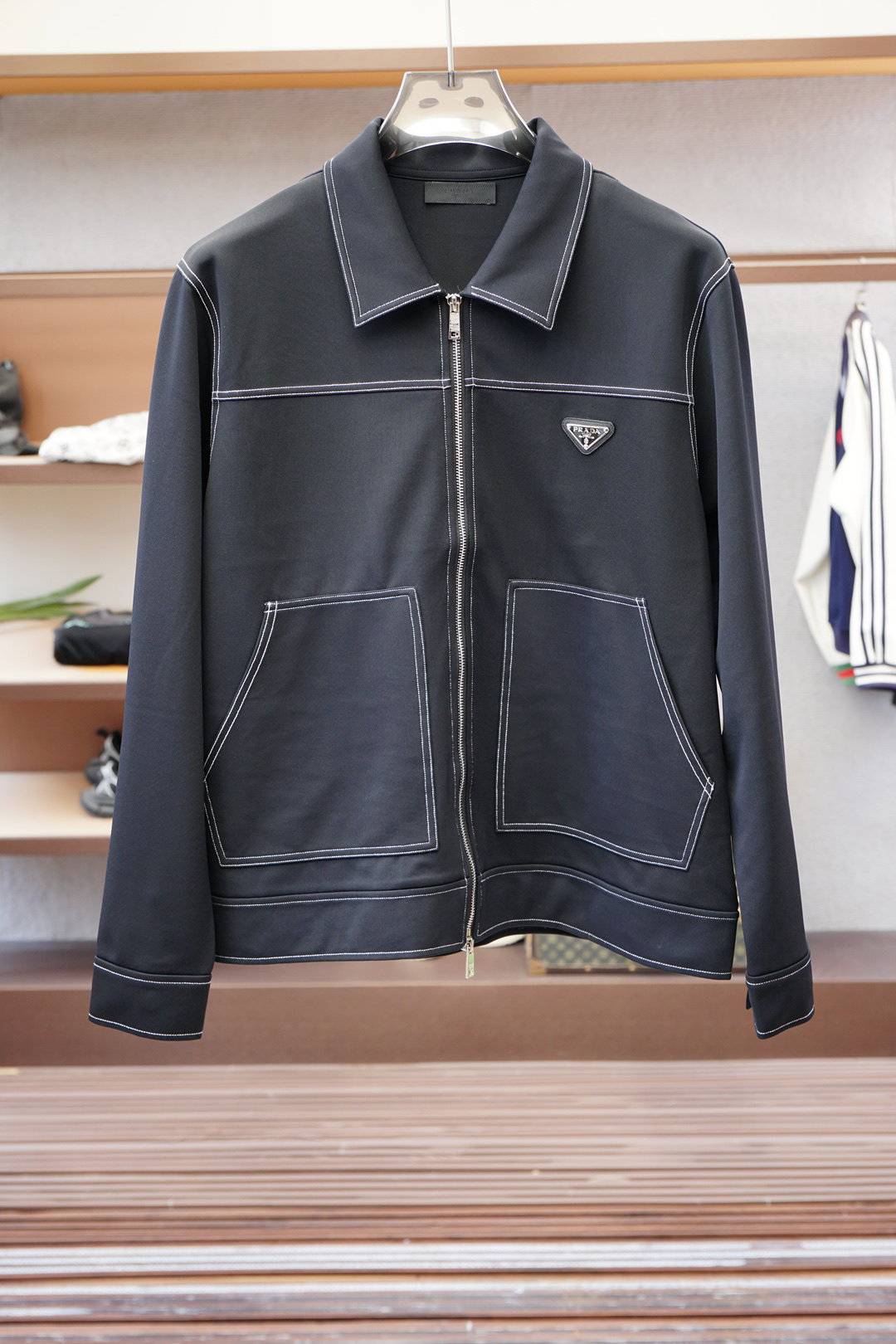 NO:572479,Prada Prada 2025 new jacket!  This year’s new products at the counter are cool and popular models for men, fashionable and urban versatile models, specially customized fabrics, which cannot be compared with ordinary fabrics. Very attractive design, the details are very good, it is very difficult to make such textured fabrics, it requires a very technical one, the details determine the high-end. Minimalist design elements of the season, a must-have item for trendy men, perfect fit, highly recommended!  Color. Black Star Gray Size m-3xl,, prada, prada, jackets & coats, jackets & coats, alexander wang19860909Prada普拉达 2025新款 夹克外套！今年的专柜新品,男士帅酷爆款 时尚都市百搭款,特供定制面料,不是一般面料所能对比的产品.非常极具魅力的设计,细节非常到位,这么有质感面料做出来非常有难度,要非常讲究技术的一款,细节决定高端.极简当季的设计元素,潮男必备单品,完美版型,强烈推荐！ 颜色.黑色 星空灰 尺码m-3xl,,prada,prada,jackets & coats,jackets & coats,alexander wang,Men's clothing