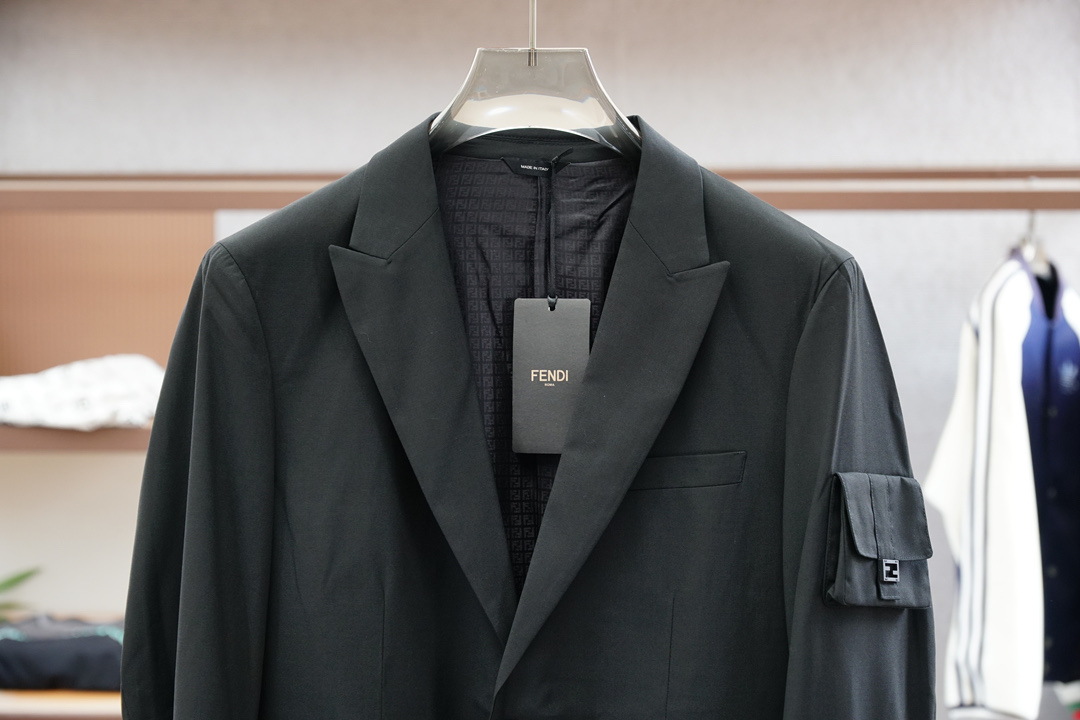 Fendi 芬迪/25SS秋冬两粒西装西服，精致点缀，做工极其精湛，走线细密匀称，无多余线头，内里全包边