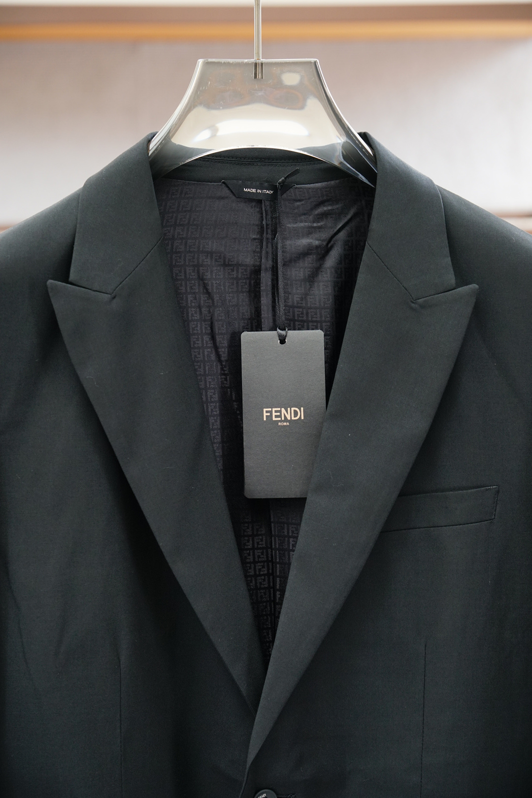 Fendi 芬迪/25SS秋冬两粒西装西服，精致点缀，做工极其精湛，走线细密匀称，无多余线头，内里全包边