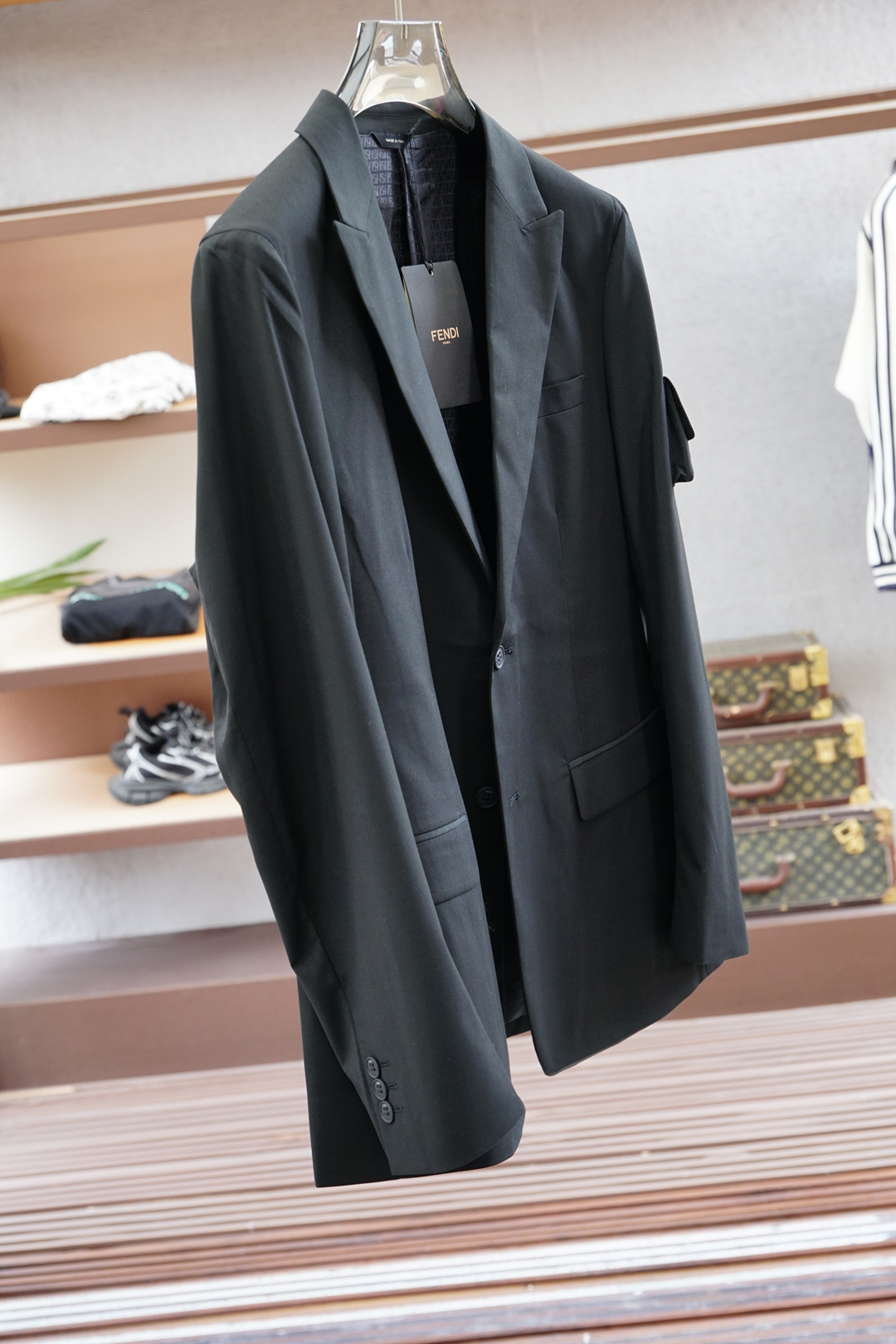 Fendi 芬迪/25SS秋冬两粒西装西服，精致点缀，做工极其精湛，走线细密匀称，无多余线头，内里全包边
