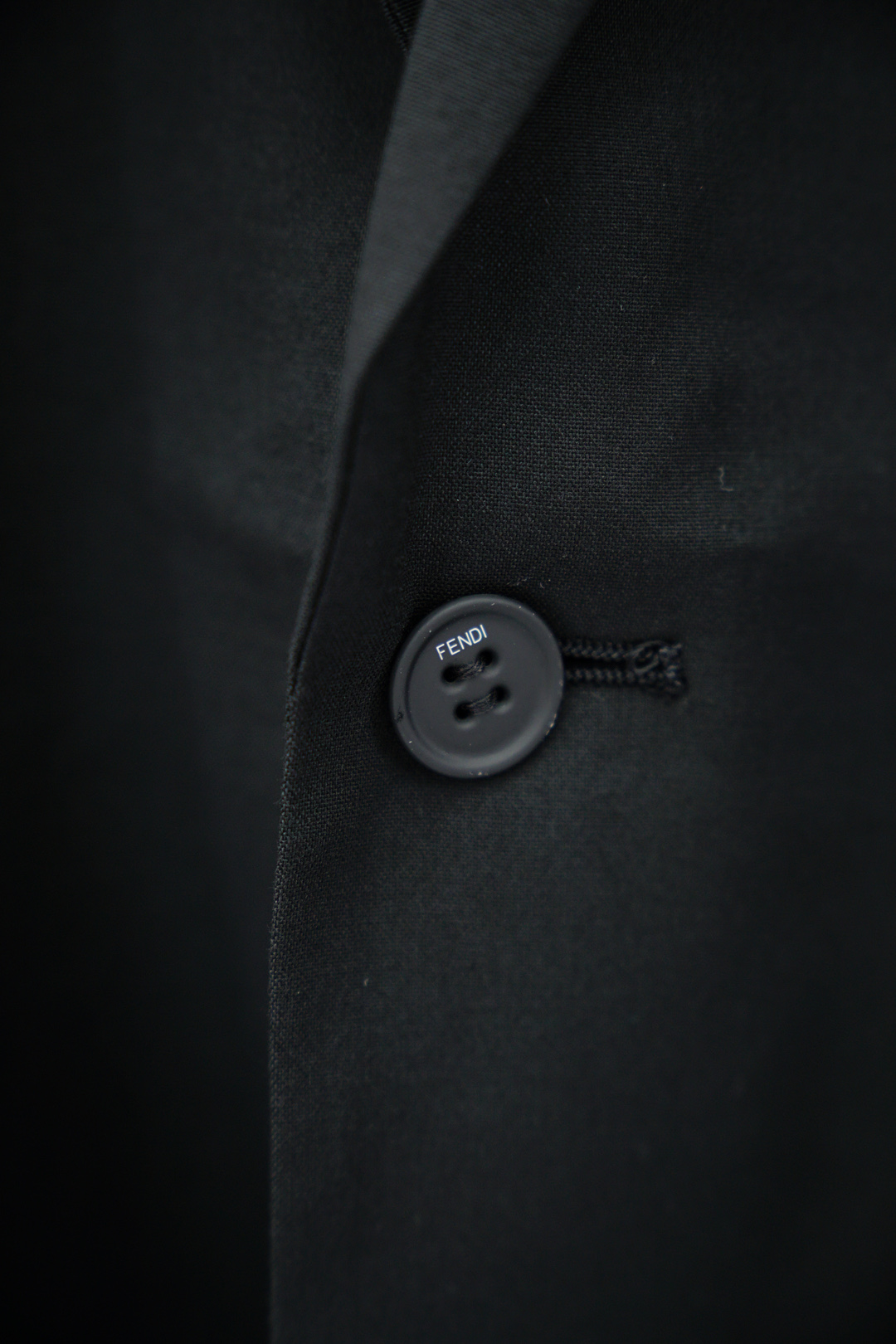 Fendi 芬迪/25SS秋冬两粒西装西服，精致点缀，做工极其精湛，走线细密匀称，无多余线头，内里全包边