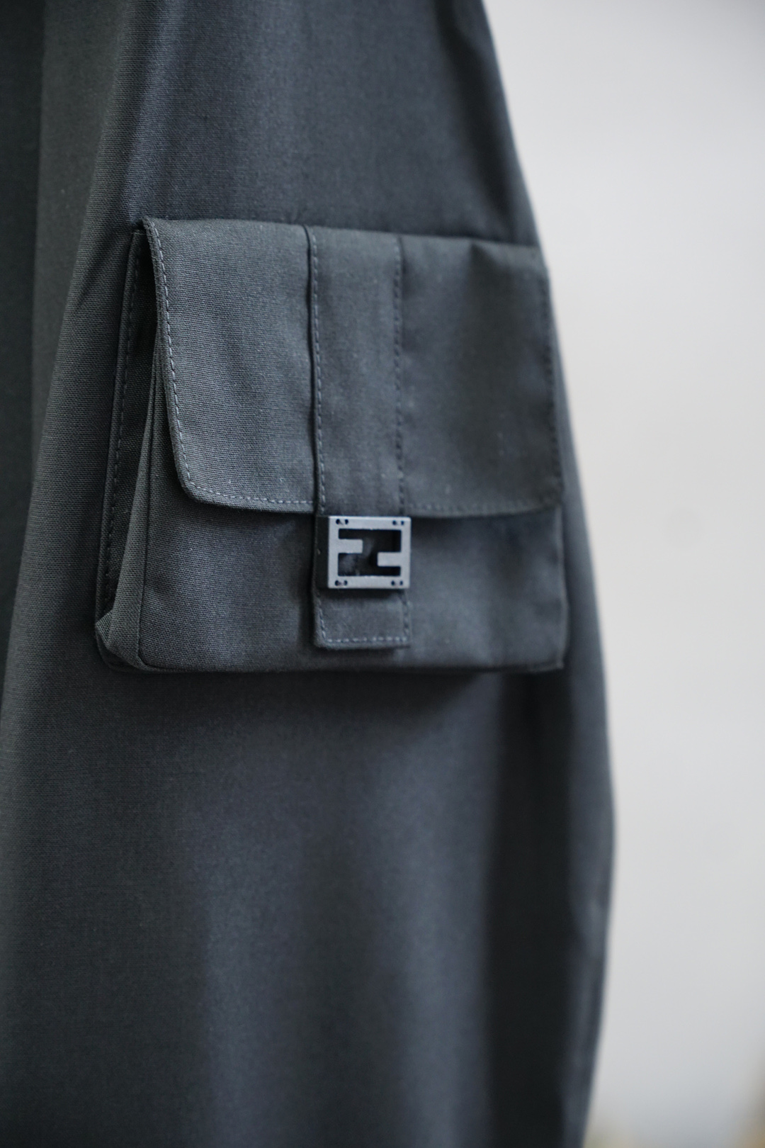 Fendi 芬迪/25SS秋冬两粒西装西服，精致点缀，做工极其精湛，走线细密匀称，无多余线头，内里全包边