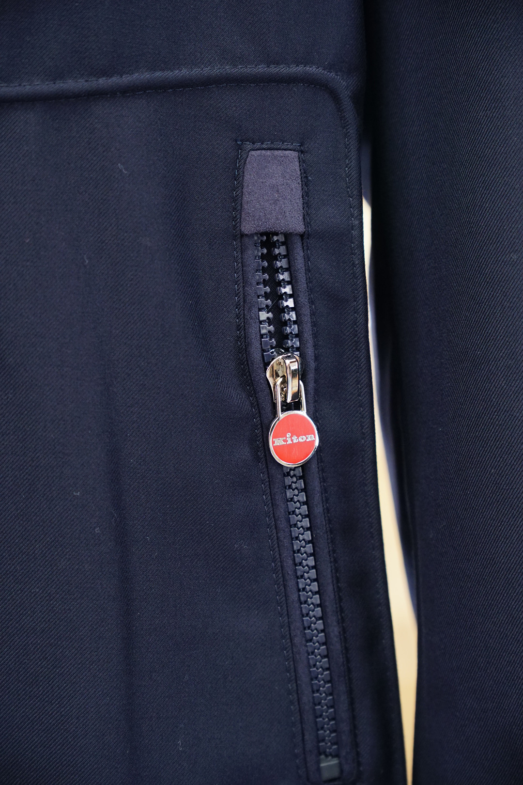 Kiton1-奇顿-经典与创新的碰撞，Kiton翻领夹克外套Kiton夹克的独特设计和高品质，使穿着者在