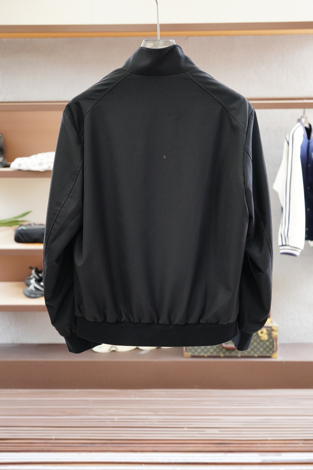 Kiton1-奇顿-经典与创新的碰撞，Kiton翻领夹克外套Kiton夹克的独特设计和高品质，使穿着者在