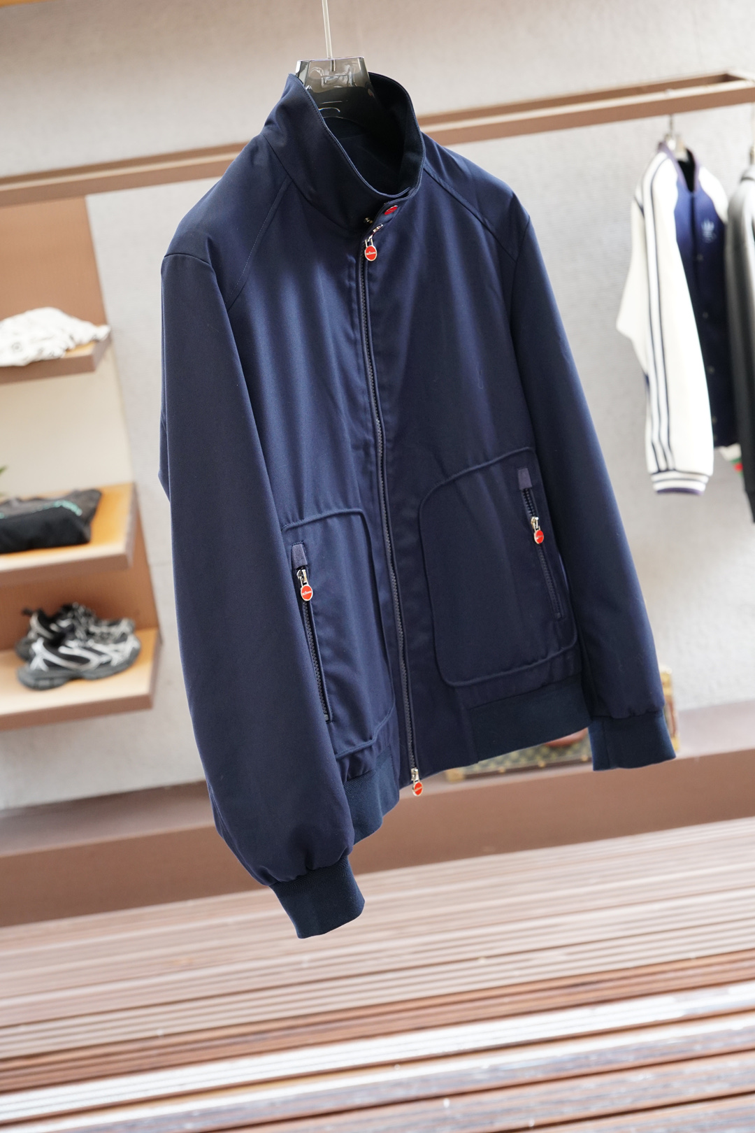 Kiton1-奇顿-经典与创新的碰撞，Kiton翻领夹克外套Kiton夹克的独特设计和高品质，使穿着者在