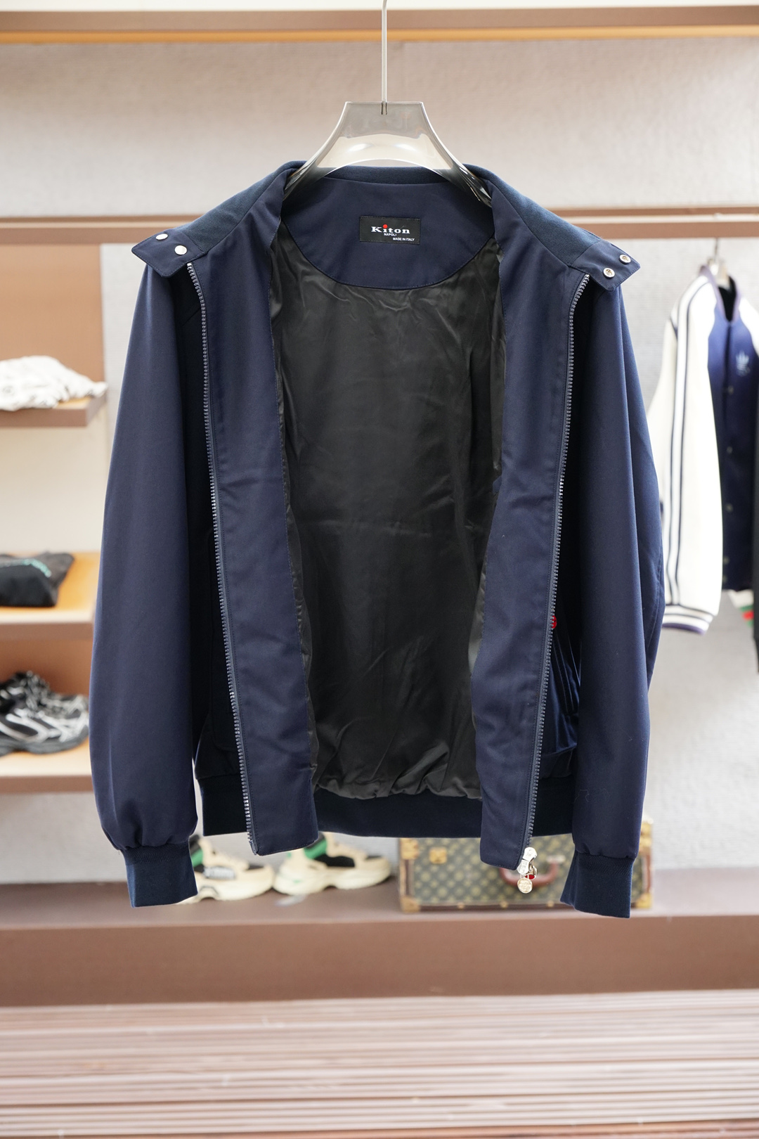 Kiton1-奇顿-经典与创新的碰撞，Kiton翻领夹克外套Kiton夹克的独特设计和高品质，使穿着者在