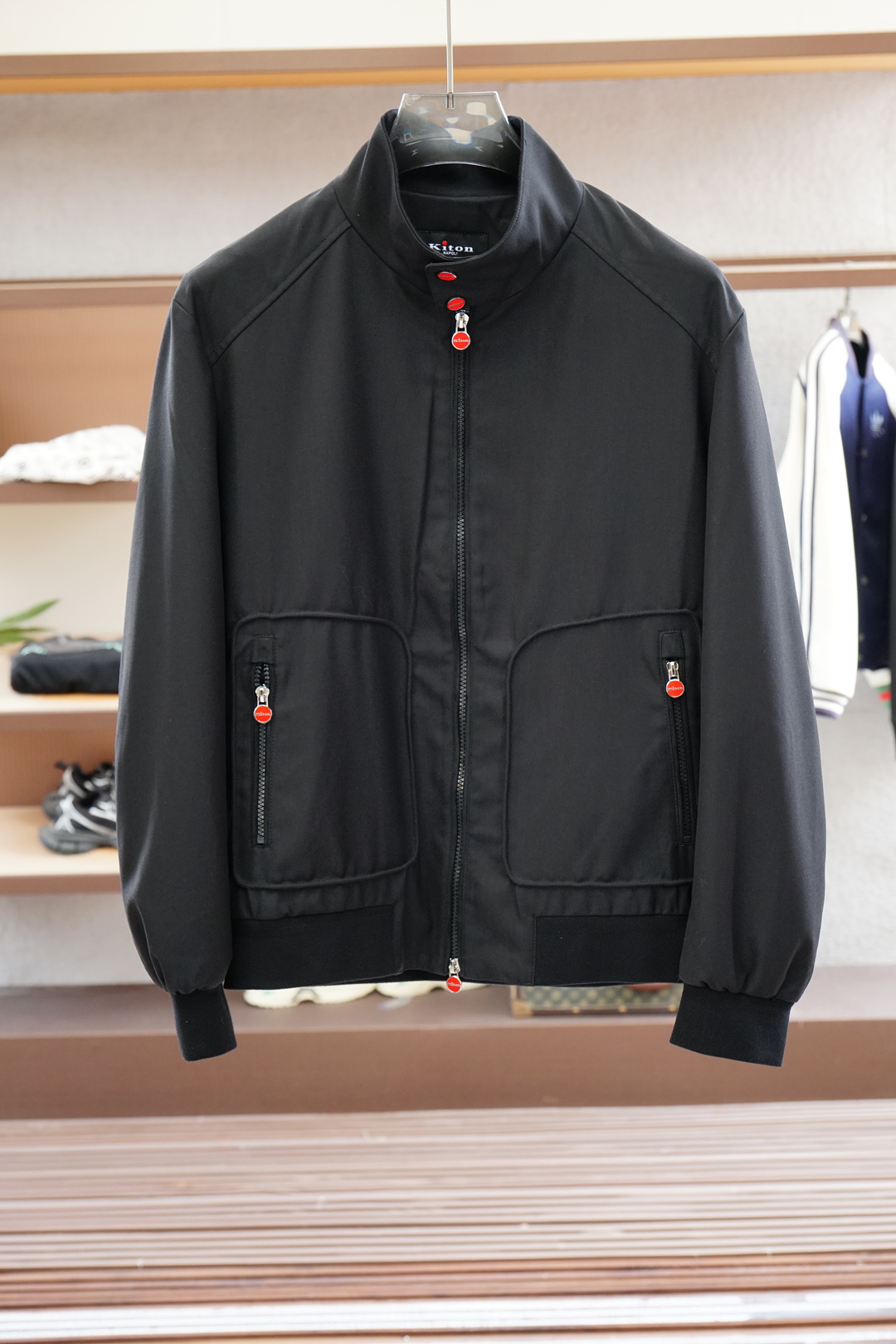 Kiton1-奇顿-经典与创新的碰撞，Kiton翻领夹克外套Kiton夹克的独特设计和高品质，使穿着者在