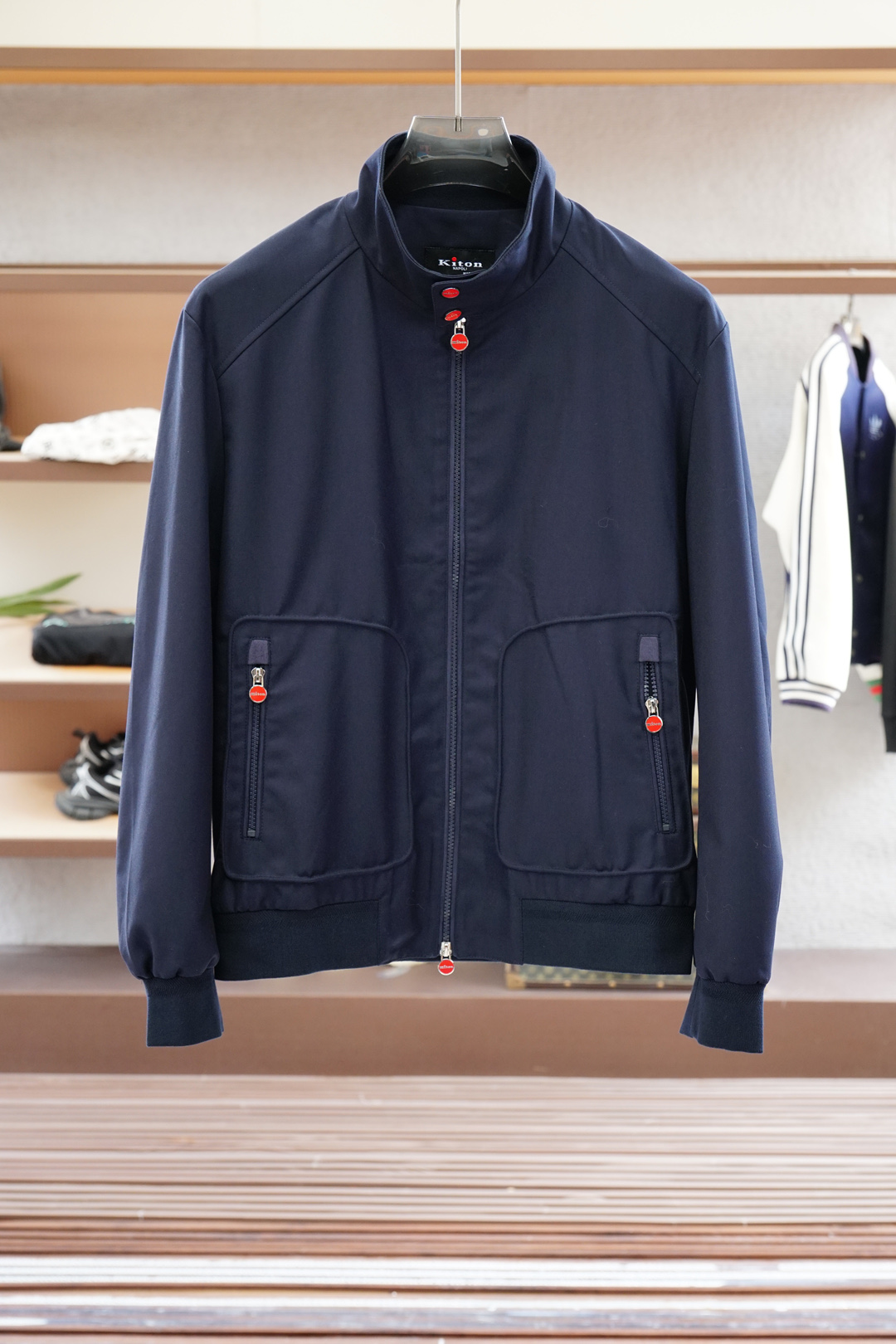 Kiton1-奇顿-经典与创新的碰撞，Kiton翻领夹克外套Kiton夹克的独特设计和高品质，使穿着者在