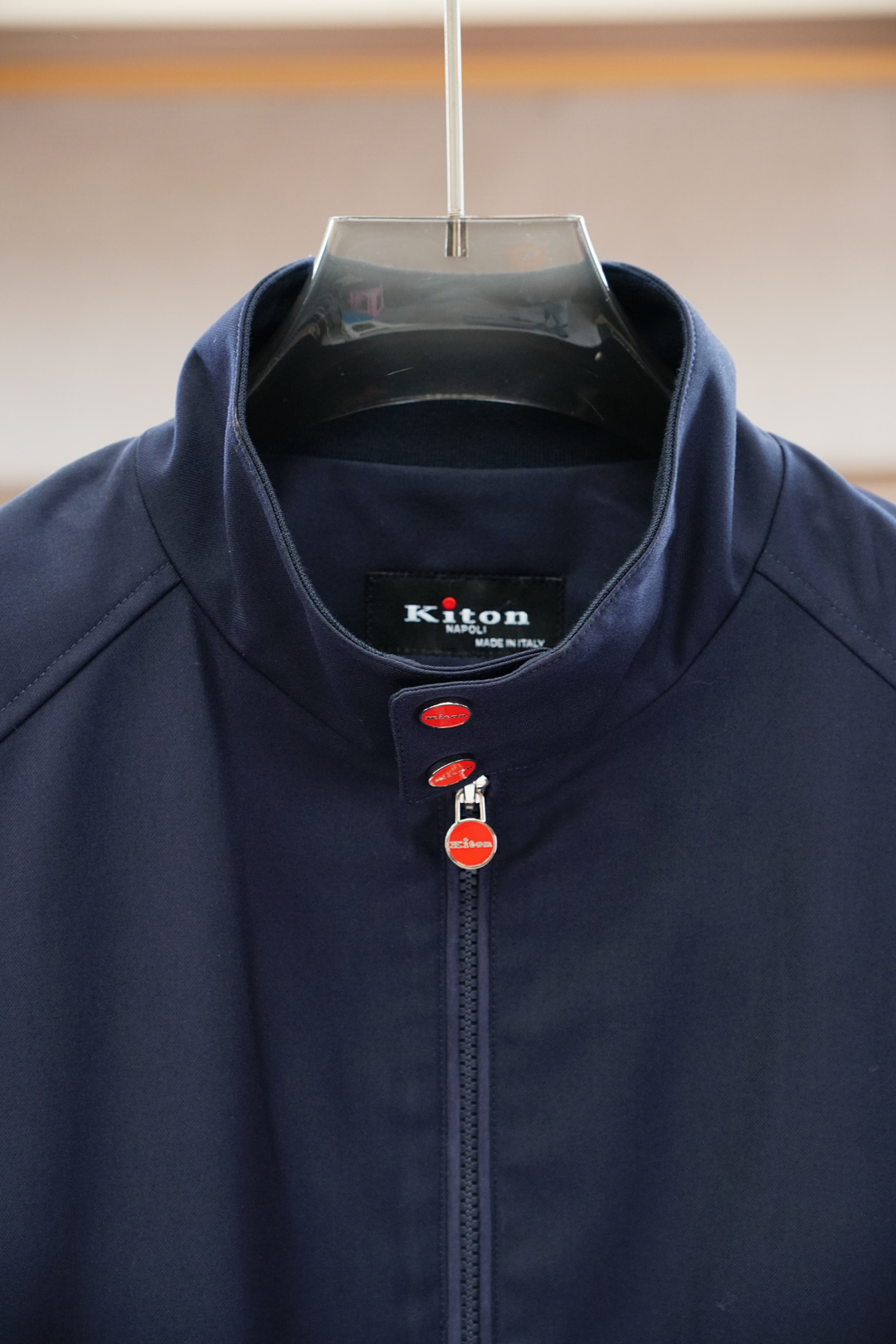 Kiton1-奇顿-经典与创新的碰撞，Kiton翻领夹克外套Kiton夹克的独特设计和高品质，使穿着者在