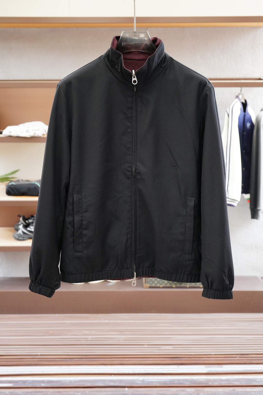NO:538039,Kiton-Chicton 2025 Fall Double-Side Jacket Jacket!  This year's new counter product, a cool and cool jacket for men. Fashionable and urban versatile style, it will definitely be super popular this year. It is a must-have artifact for summer. It is easy to carry and fold it into a little volume. It quickly dehydrates and drys after washing. The upper body is breathable and fashionable and beautiful. The special fabric is super fine wool fiber fabric with a light luster, unique texture, soft and smooth feel, which is not a product that ordinary fabrics can compare with. Regular hooded design and the hem's iconic logo modification!  Very charming design, with no lining inner seam edging technology, very detailed, it is very difficult to make such a thin fabric, and it is a very technical one, and the details determine the high-end. The minimalist design elements of the season, a must-have item for trendy men, a perfect slim fit style, highly recommended!  Size M-3XL, Jackets & coats, Jackets & coats, Hats, Alexander wang19860909Kiton-奇顿2025秋季双面夹克外套！今年的专柜新品,男士超软面料帅酷爆款 外套.时尚都市百搭款,今年必定超火爆,夏季必备神器,,携带方便,折叠起来是一点点的体积,水洗后快速脱水干爽,上身透气而且时尚靓丽.特供面料超细羊毛纤维面料,淡淡光泽,质感独特,手感柔嫩顺滑,不是一般面料所能对比的产品.常规的连帽设计,下摆标志性logo修饰！非常极具魅力的设计,无里布内缝包边工艺,细节非常到位,这么薄的面料做出来非常有难度,要非常讲究技术的一款,细节决定高端.极简当季的设计元素,潮男必备单品,完美修身版型,强烈推荐！尺码M-3XL,,jackets & coats,jackets & coats,hats,alexander wang,Men's clothing