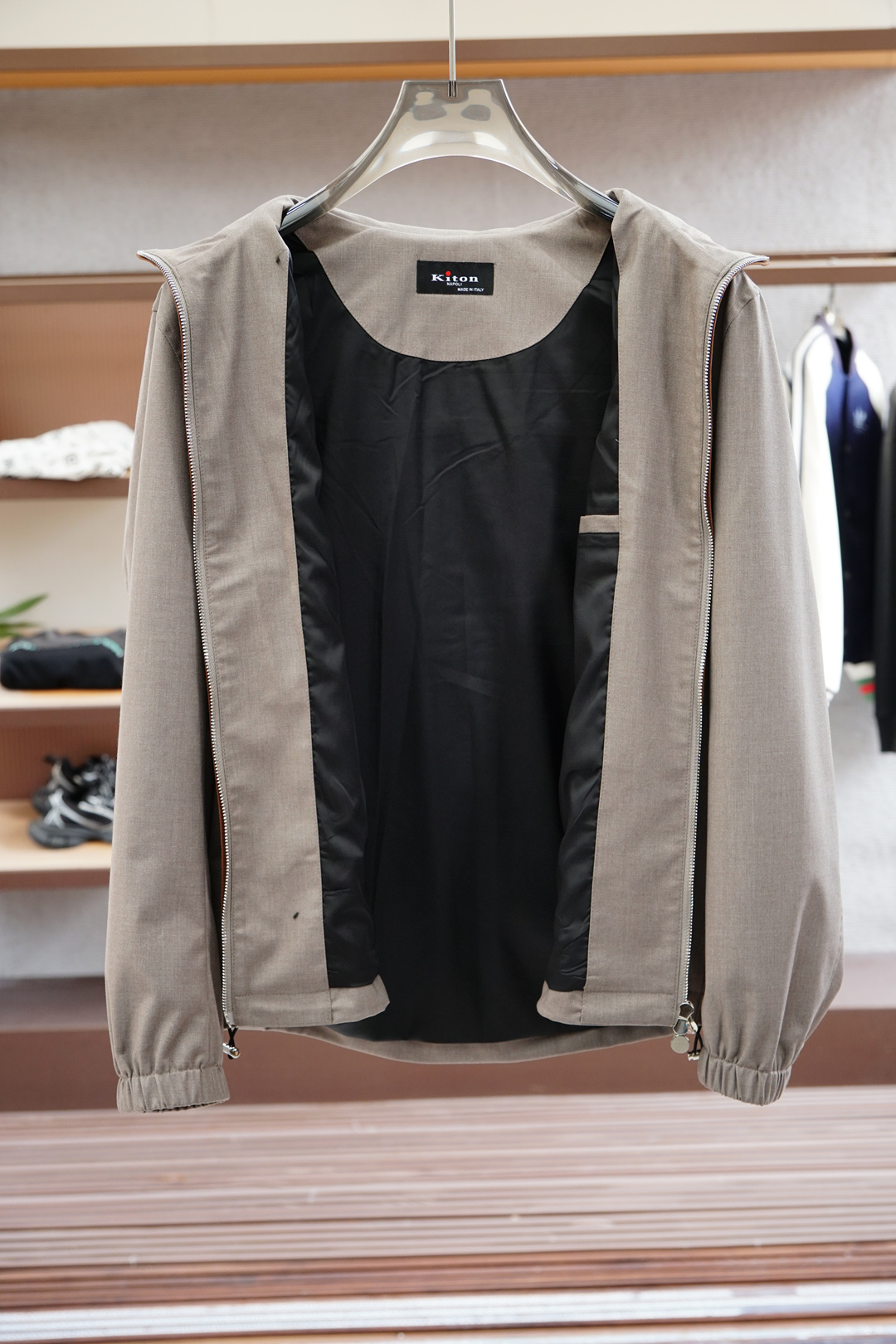 Kiton-2025秋季双层外套！今年的专柜新品，男士超软面料帅酷爆款 外套。时尚都市百搭款，今年必定超