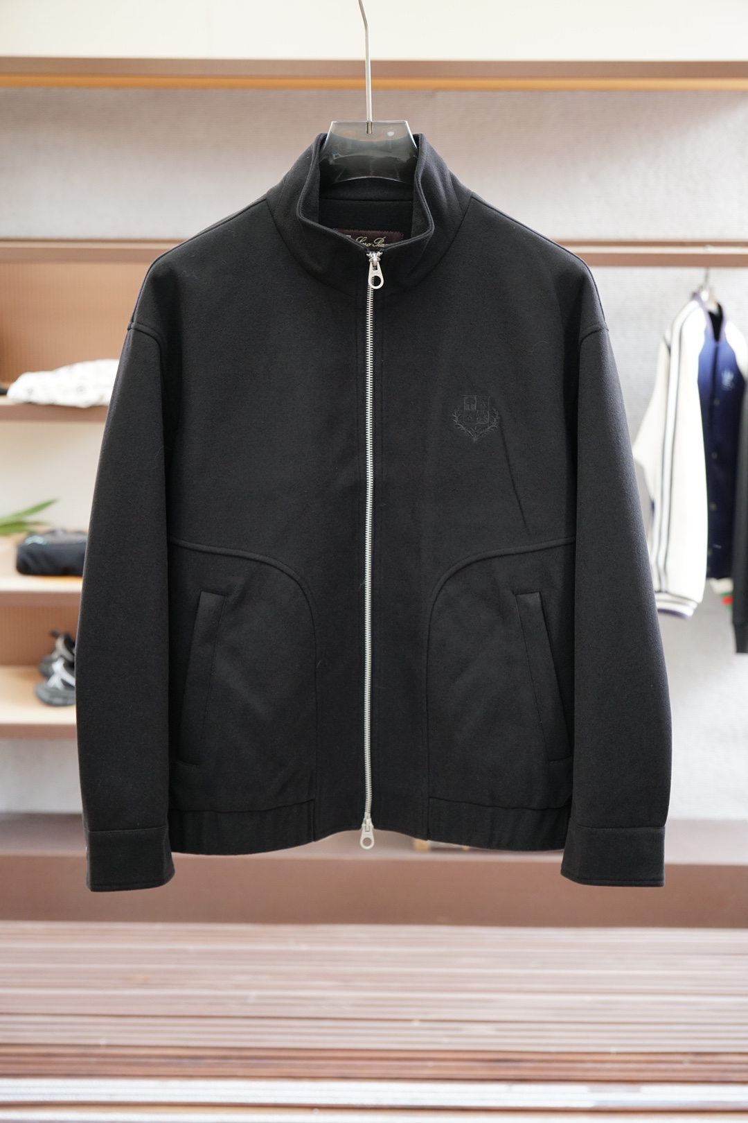 lP🆕-2025秋季夹克外套！今年的专柜新品，男士超软面料帅酷爆款 外套。时尚都市百搭款，今年必定超火爆