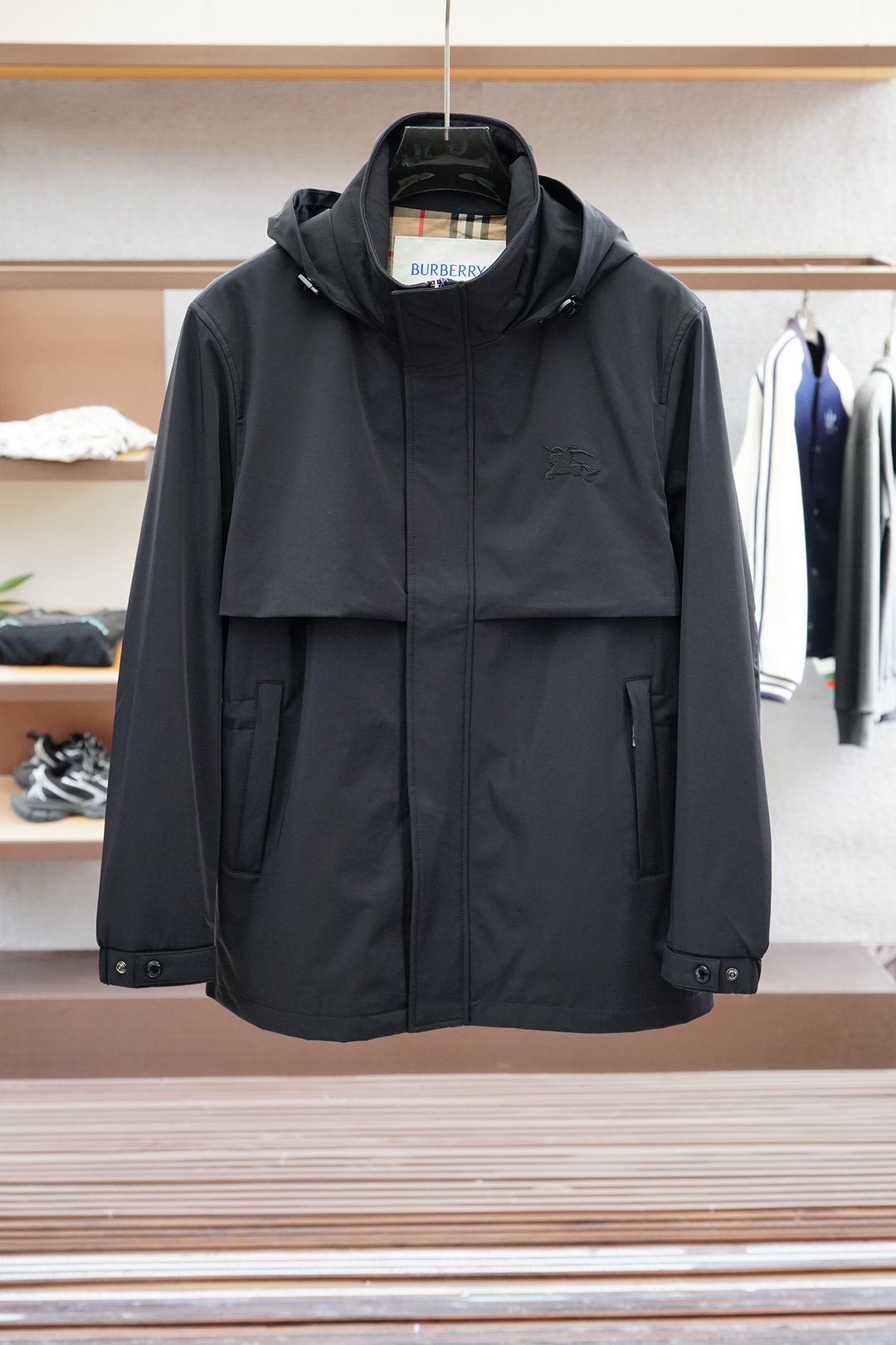 NO:528364,BBR Burberry-2025 autumn and winter jacket jacket!  This year's new counter products, super soft fabrics for men, cool and popular jackets. Fashionable and urban versatile models, will definitely be super popular this year. It is a must-have artifact in summer. It is easy to carry and folds it into a little volume. It quickly dehydrates and drys after washing. The upper body is breathable and fashionable and beautiful. The special fabrics are all ultra-thin polyester fiber fabrics imported from the UK. They are lightly shiny, unique texture, and soft and smooth. They are not products that ordinary fabrics can compare with. Regular hooded design and the hem's iconic logo modification!  Very charming design, with no lining inner seam edging technology, very detailed, it is very difficult to make such a thin fabric, and it is a very technical one, and the details determine the high-end. The minimalist design elements of the season, a must-have item for trendy men, a perfect slim fit style, highly recommended!  Size M-3XL, Burberry, Jackets & coats, Jackets & coats, Hats, Alexander wang19860909BBR 巴宝莉-2025秋冬季夹克外套！今年的专柜新品,男士超软面料帅酷爆款 外套.时尚都市百搭款,今年必定超火爆,夏季必备神器,,携带方便,折叠起来是一点点的体积,水洗后快速脱水干爽,上身透气而且时尚靓丽.特供面料都是英国进口的超薄聚酯纤维纤维面料,淡淡光泽,质感独特,手感柔嫩顺滑,不是一般面料所能对比的产品.常规的连帽设计,下摆标志性logo修饰！非常极具魅力的设计,无里布内缝包边工艺,细节非常到位,这么薄的面料做出来非常有难度,要非常讲究技术的一款,细节决定高端.极简当季的设计元素,潮男必备单品,完美修身版型,强烈推荐！尺码M-3XL,,burberry,jackets & coats,jackets & coats,hats,alexander wang,Men's clothing