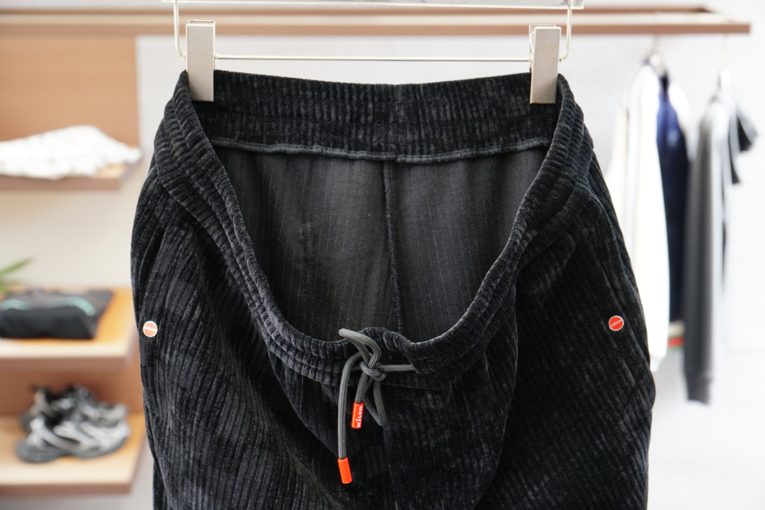 Kiton-奇顿-2025早秋新款休闲裤!官网同步发售。品牌经典logo休闲裤，定制灯芯绒面料，舒适度极