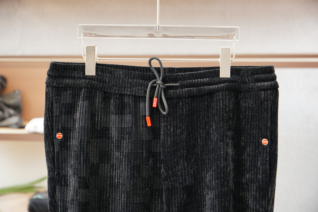 Kiton-奇顿-2025早秋新款休闲裤!官网同步发售。品牌经典logo休闲裤，定制灯芯绒面料，舒适度极