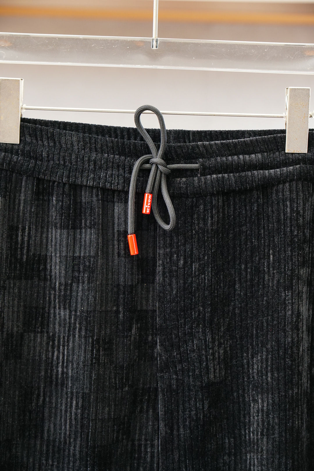 Kiton-奇顿-2025早秋新款休闲裤!官网同步发售。品牌经典logo休闲裤，定制灯芯绒面料，舒适度极