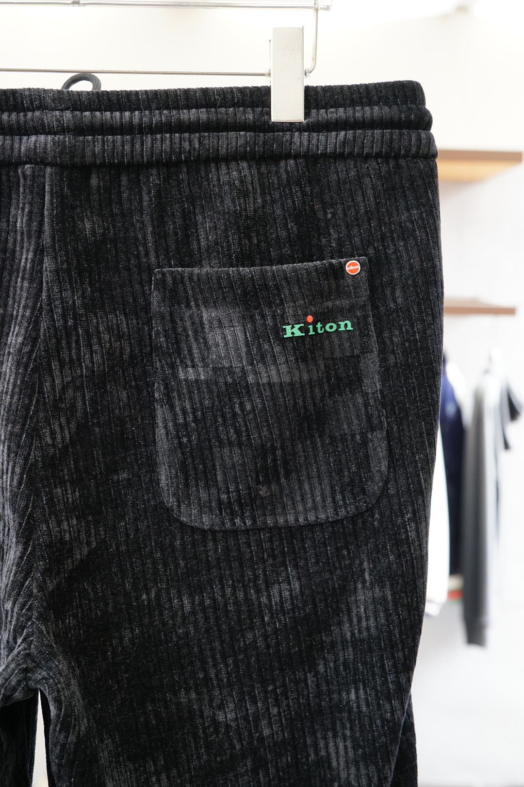 Kiton-奇顿-2025早秋新款休闲裤!官网同步发售。品牌经典logo休闲裤，定制灯芯绒面料，舒适度极
