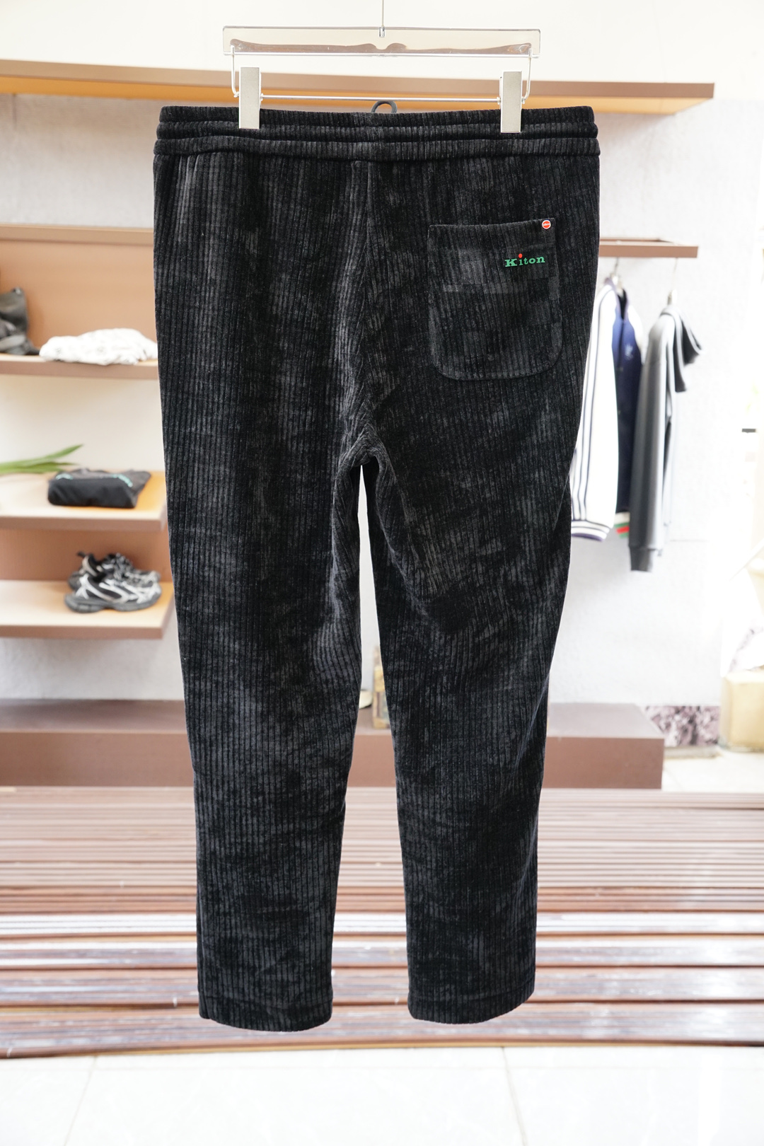 Kiton-奇顿-2025早秋新款休闲裤!官网同步发售。品牌经典logo休闲裤，定制灯芯绒面料，舒适度极