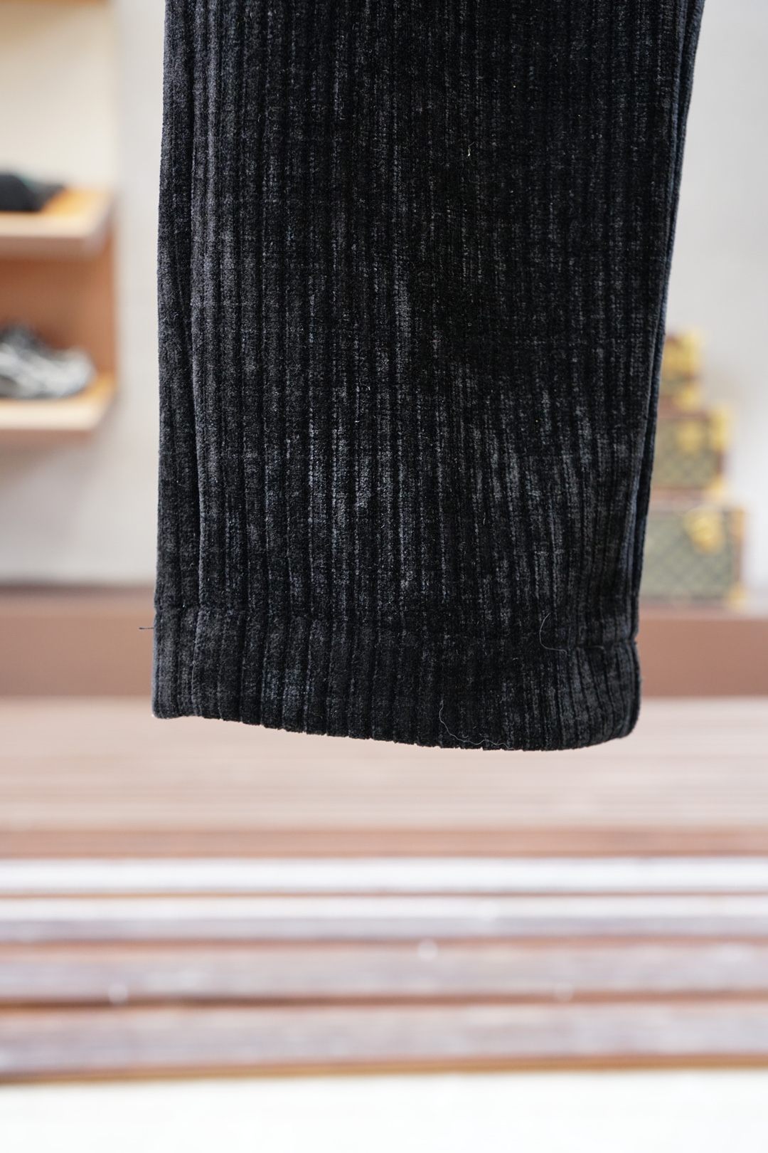 Kiton-奇顿-2025早秋新款休闲裤!官网同步发售。品牌经典logo休闲裤，定制灯芯绒面料，舒适度极