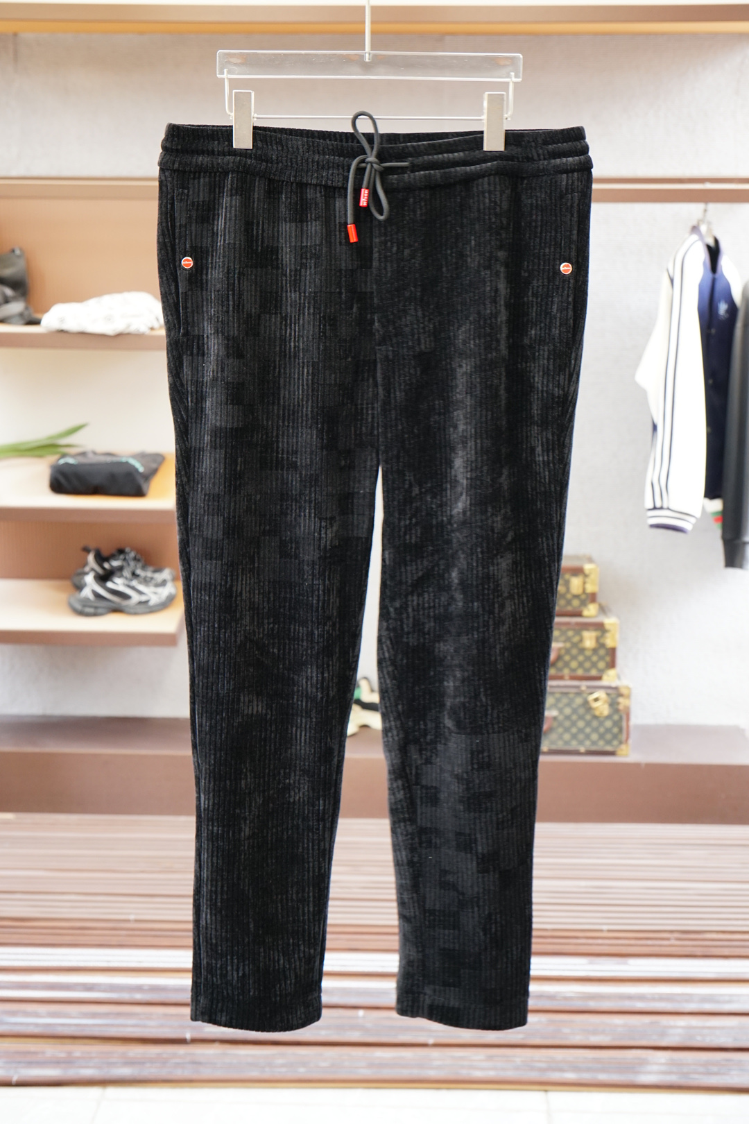 Kiton-奇顿-2025早秋新款休闲裤!官网同步发售。品牌经典logo休闲裤，定制灯芯绒面料，舒适度极