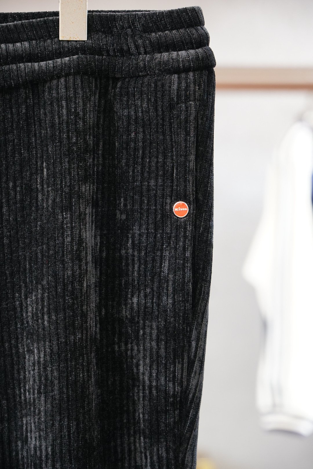 Kiton-奇顿-2025早秋新款休闲裤!官网同步发售。品牌经典logo休闲裤，定制灯芯绒面料，舒适度极