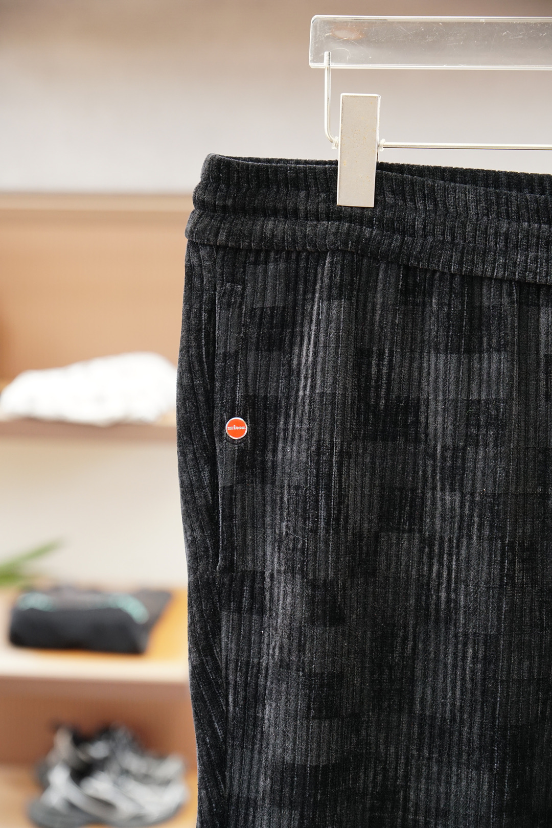 Kiton-奇顿-2025早秋新款休闲裤!官网同步发售。品牌经典logo休闲裤，定制灯芯绒面料，舒适度极