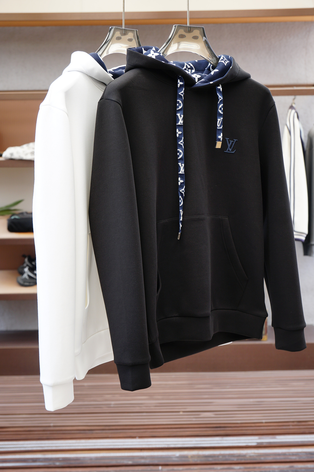 NO:528353,Lv Louis Vuitton - Cotton embroidered round neck shirt Fabric 16S double yarn S fish scale bottom grinding / 380G Rib 26S double yarn pull-up rib / 470G This long-sleeved round neck shirt is light cotton and dyed classic tones, making the front vuiton logo embroidery reflect three-dimensional texture. The elegant design can easily upgrade the casual shape and calmly change the seasons. The fabric is made of 16S single yarn as the main yarn, and the bottom is reinforced with 10S single yarn to form a fish scale bottom fabric, improving the durability and warmth of the fabric. Due to the thicker yarn and bottom reinforcement design, the fabric has good warmth and is suitable for wearing in autumn and winter.  Needle embroidery technology is a technology commonly used in the embroidery field, with unique style and characteristics. The number of times the needle-repeated embroidery highlights the layering and delicateness. Needle embroidery can achieve very fine details, and the work has strong line and three-dimensional sense.,,louis vuitton,louis vuitton,alexander wang19860909Lv 路易威登-棉质刺绣圆领衫 面料16S双纱S鱼鳞底磨毛 / 380G 罗纹26S双纱拉架罗纹 / 470G 本款长袖圆领衫为轻盈棉布浸染经典色调,令正面vuiton 标识刺绣映现立体肌理.优雅设计可轻松升级休闲造型,从容跨越季节更替. 面料由16S单纱作为主纱,底部则采用10S单纱加固形成鱼鳞底面料,提高面料的耐用性和保暖性.由于采用了较粗的纱线和底部加固设计,该面料具有较好的保暖性能,适合秋冬季节穿着. 挨针刺绣工艺是一种在刺绣领域中常用的技术,具有独特的风格和特点.挨针重复绣做的次数凸显层次感和细腻度.挨针刺绣能实现非常精细的细节,作品线条感和立体感强.,,louis vuitton,louis vuitton,alexander wang,Men's clothing