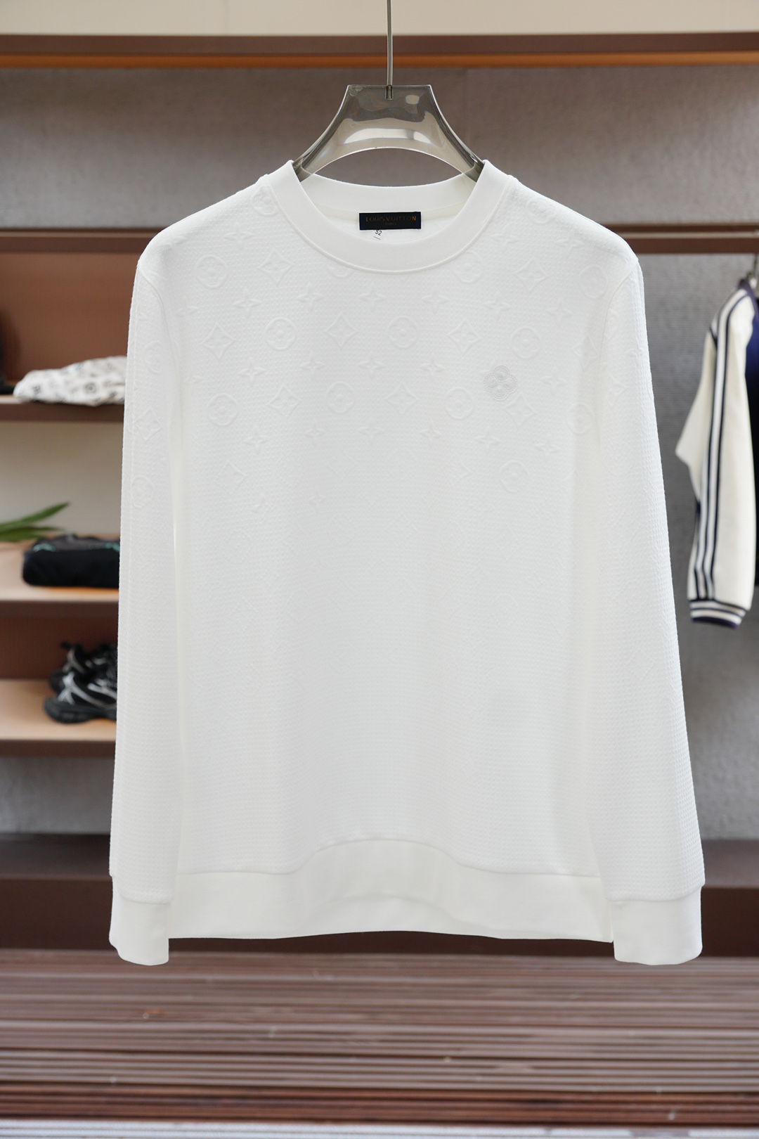 LV路易威登-2025秋款本款卫衣衫以素净棉质针织，再借明快经典小狗加织带宣告 2025 秋冬秀场风尚，