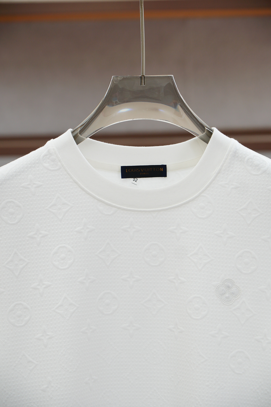 LV路易威登-2025秋款本款卫衣衫以素净棉质针织，再借明快经典小狗加织带宣告 2025 秋冬秀场风尚，