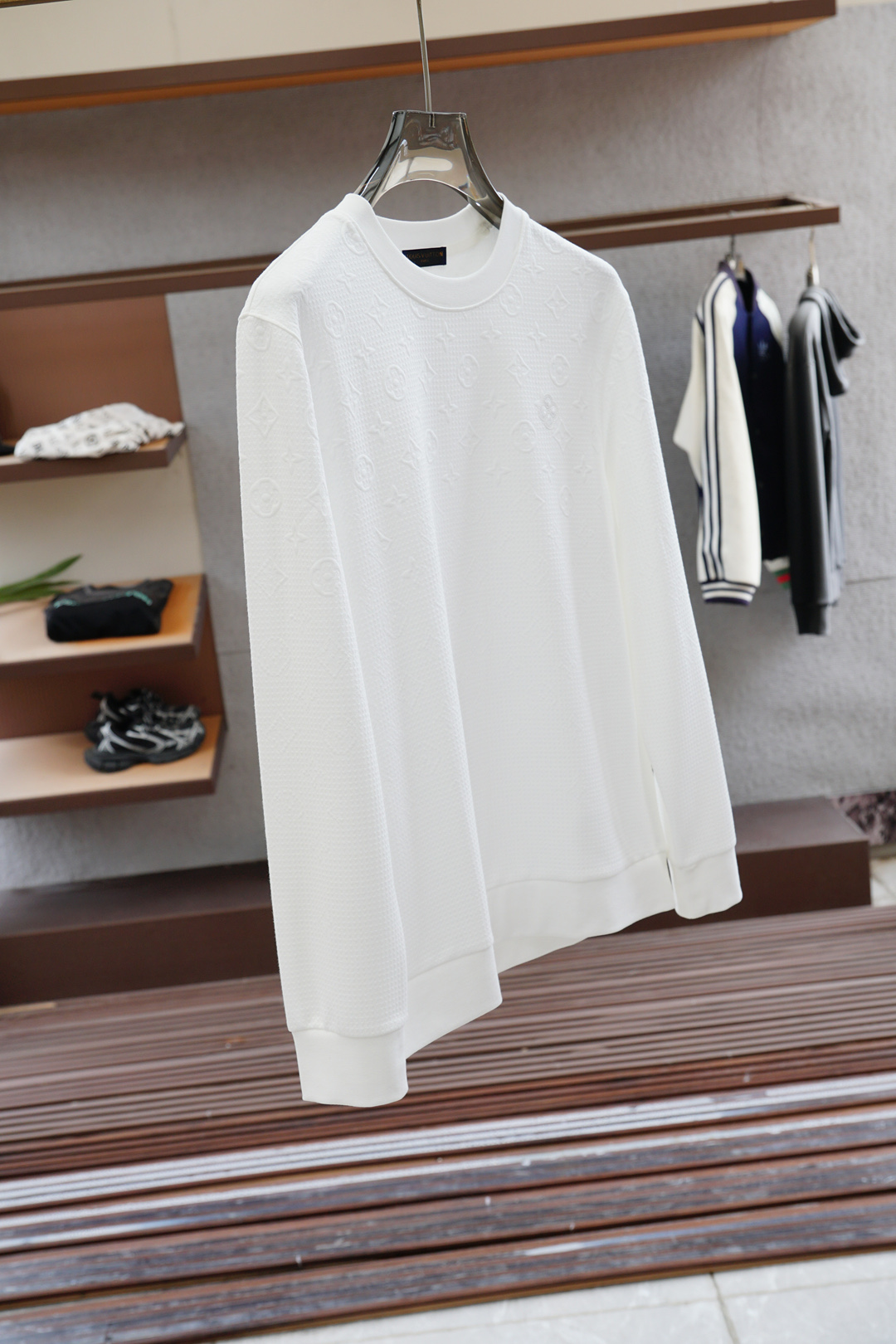 LV路易威登-2025秋款本款卫衣衫以素净棉质针织，再借明快经典小狗加织带宣告 2025 秋冬秀场风尚，