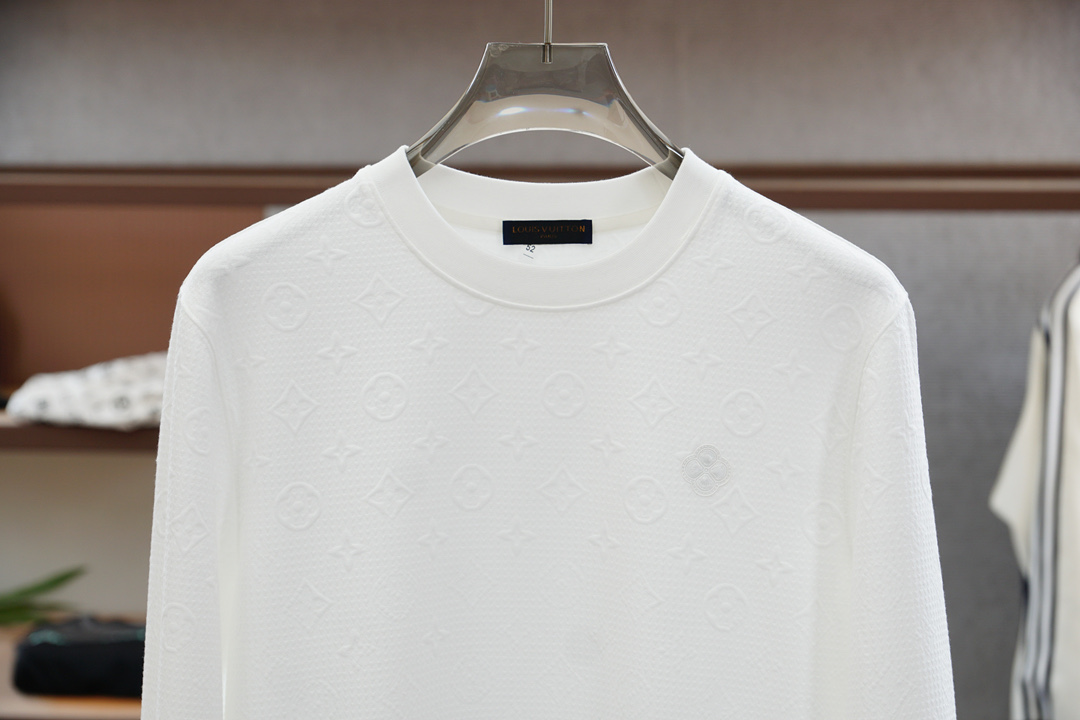 LV路易威登-2025秋款本款卫衣衫以素净棉质针织，再借明快经典小狗加织带宣告 2025 秋冬秀场风尚，