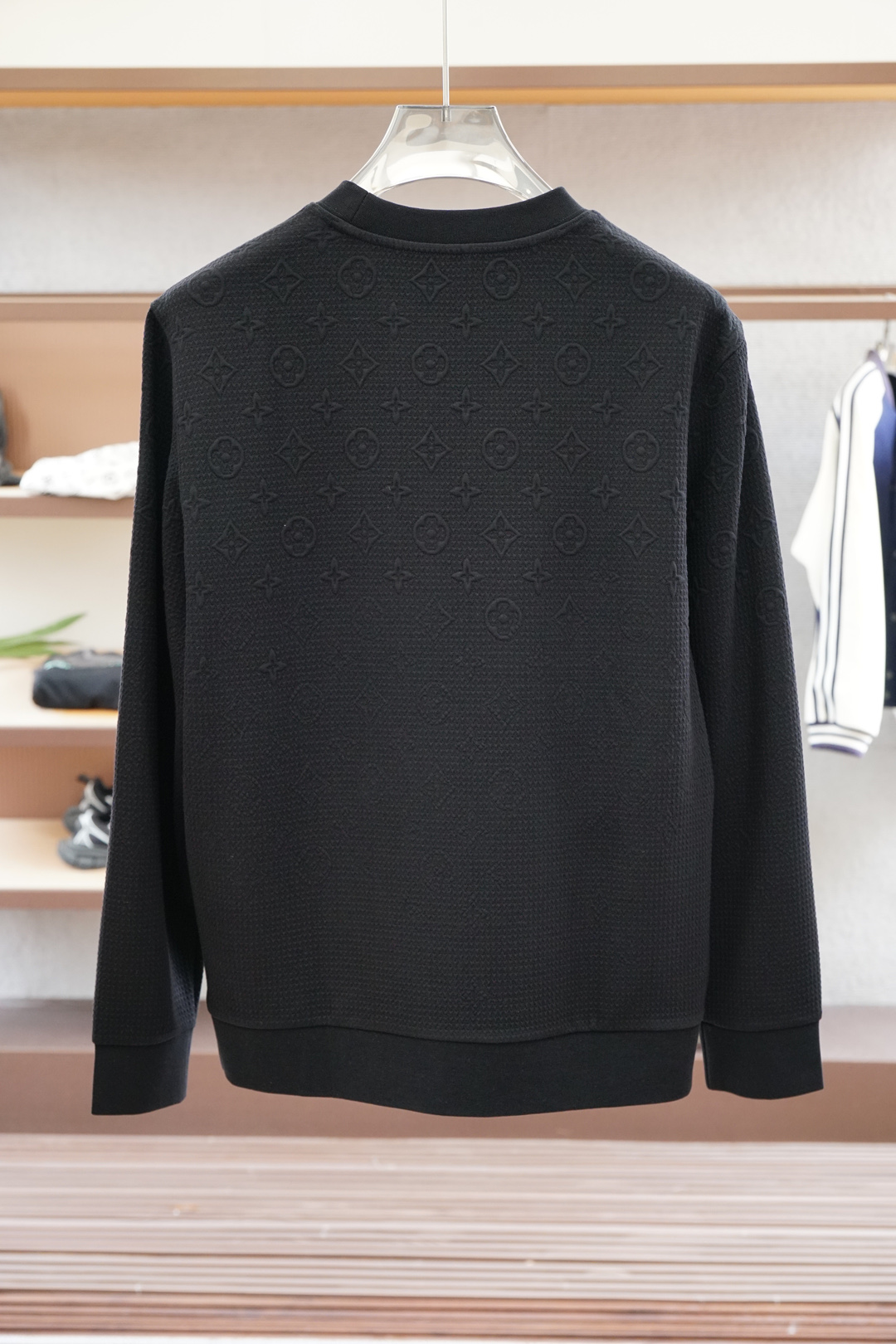 LV路易威登-2025秋款本款卫衣衫以素净棉质针织，再借明快经典小狗加织带宣告 2025 秋冬秀场风尚，