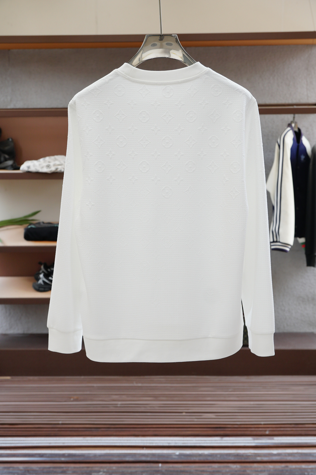 LV路易威登-2025秋款本款卫衣衫以素净棉质针织，再借明快经典小狗加织带宣告 2025 秋冬秀场风尚，