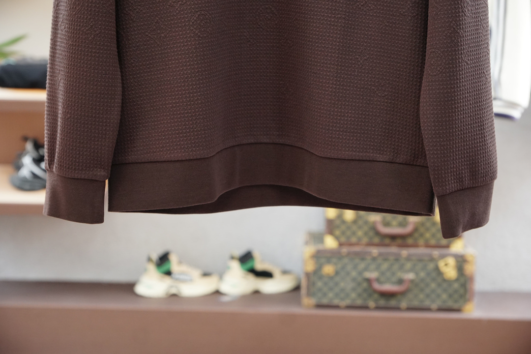 LV路易威登/2025秋款本款卫衣衫以素净棉质针织，再借明快经典小狗加织带宣告 2025 秋冬秀场风尚，