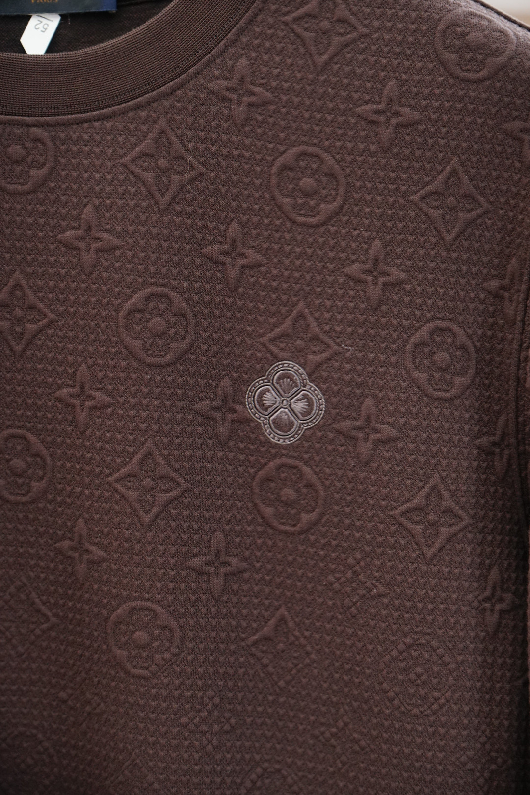 LV路易威登/2025秋款本款卫衣衫以素净棉质针织，再借明快经典小狗加织带宣告 2025 秋冬秀场风尚，