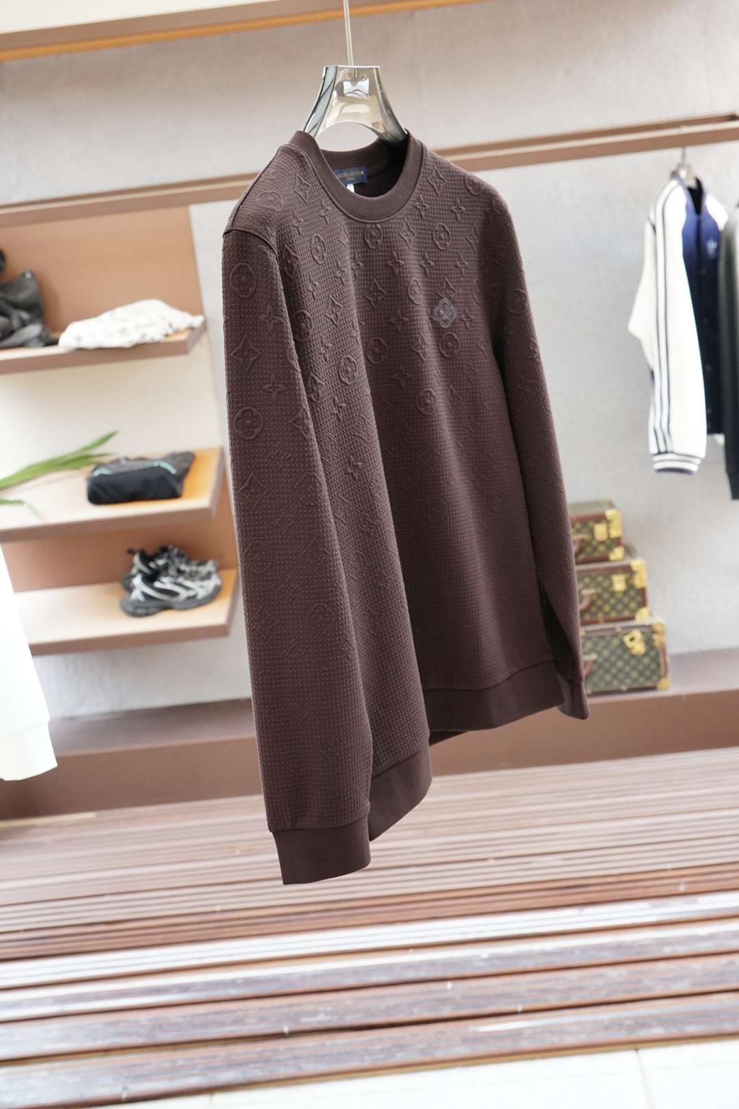 LV路易威登/2025秋款本款卫衣衫以素净棉质针织，再借明快经典小狗加织带宣告 2025 秋冬秀场风尚，