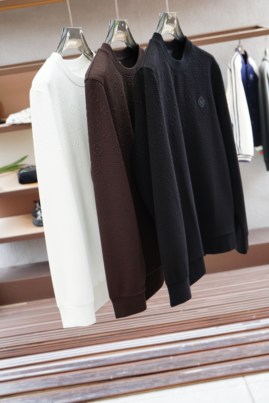 NO:523042,LV Louis Vuitton/ 2025 autumn model This sweatshirt is knitted in plain cotton, and then announced with the bright classic puppy and webbing. The 2025 autumn and winter show style can inject brand atmosphere into various shapes. The fabric is made of 16S single yarn as the main yarn, and the bottom is reinforced with 10S single yarn to form a fish scale bottom fabric to improve the durability and warmth of the fabric. Due to the thicker yarn and bottom reinforcement design, the fabric has good warmth and is suitable for wearing in autumn and winter. Environmentally friendly solid slurry penetration printing is a process that combines environmentally friendly materials and slurry printing technology, aiming to reduce the pollution of traditional printing to the environment, while improving the quality and durability of the printing effect. Use water-based slurry, by adjusting the viscosity of the slurry and printing pressure, the dye penetrates into the fiber, achieving a full color, washing and wear-resistant effect.  Loose-style hooded jacket, this style of sweatshirt is loose and comfortable, wears very comfortable, and can also show a casual and fashionable feeling. The hooded design can protect the head and neck well and increase warmth.,,,louis vuitton,louis vuitton,hoodie,sweatshirts,jackets & coats,hats,alexander wang19860909LV路易威登/ 2025秋款 本款卫衣衫以素净棉质针织,再借明快经典小狗加织带宣告 2025 秋冬秀场风尚,可为各式造型注入品牌气息 面料由16S单纱作为主纱,底部则采用10S单纱加固形成鱼鳞底面料,提高面料的耐用性和保暖性.由于采用了较粗的纱线和底部加固设计,该面料具有较好的保暖性能,适合秋冬季节穿着. 环保固浆渗透印花是一种结合环保材料与先龊革印花技术的工艺,旨在减少传统印花对环境的污染,同时提升印花效果的质量和耐久性.采用水性的浆料,通过调整浆料黏度和印花压力,使染料深入纤维中,实现色彩饱满、耐洗耐磨的效果. 宽松版型的连帽外套,这种版型的卫衣宽松舒适,穿着非常自在,同时也能够展现出随性的时尚感.连帽的设计能够很好地保护头部和颈部,增加保暖性.,,louis vuitton,louis vuitton,hoodie,sweatshirts,jackets & coats,hats,alexander wang,Men's clothing